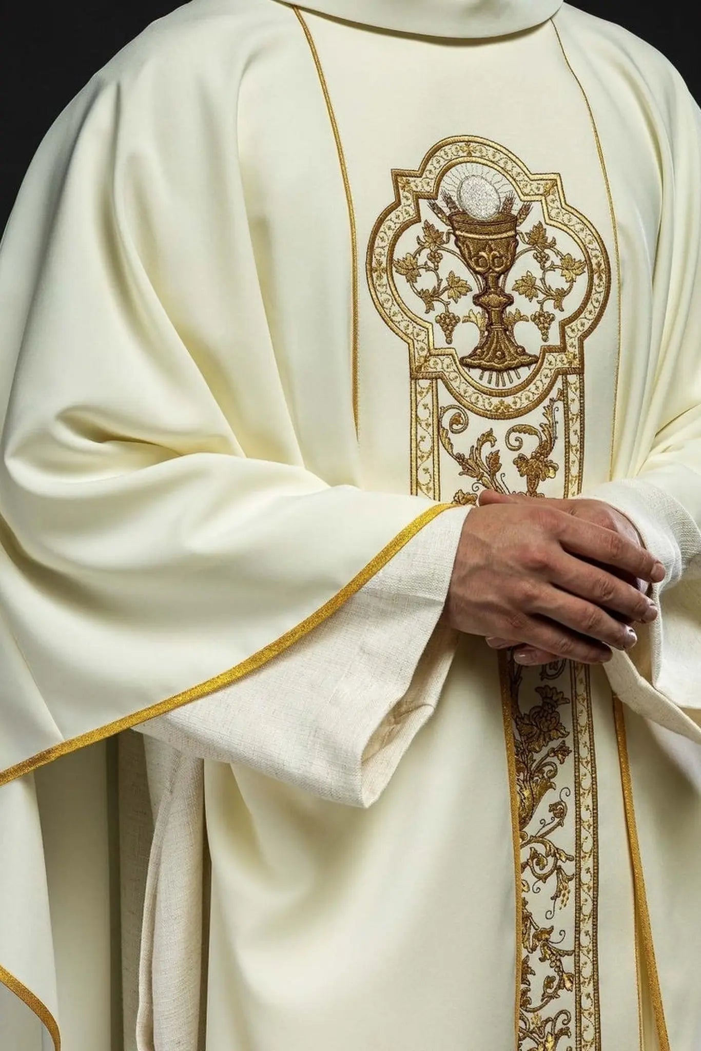 Chasuble avec broderie du calice eucharistique en écru