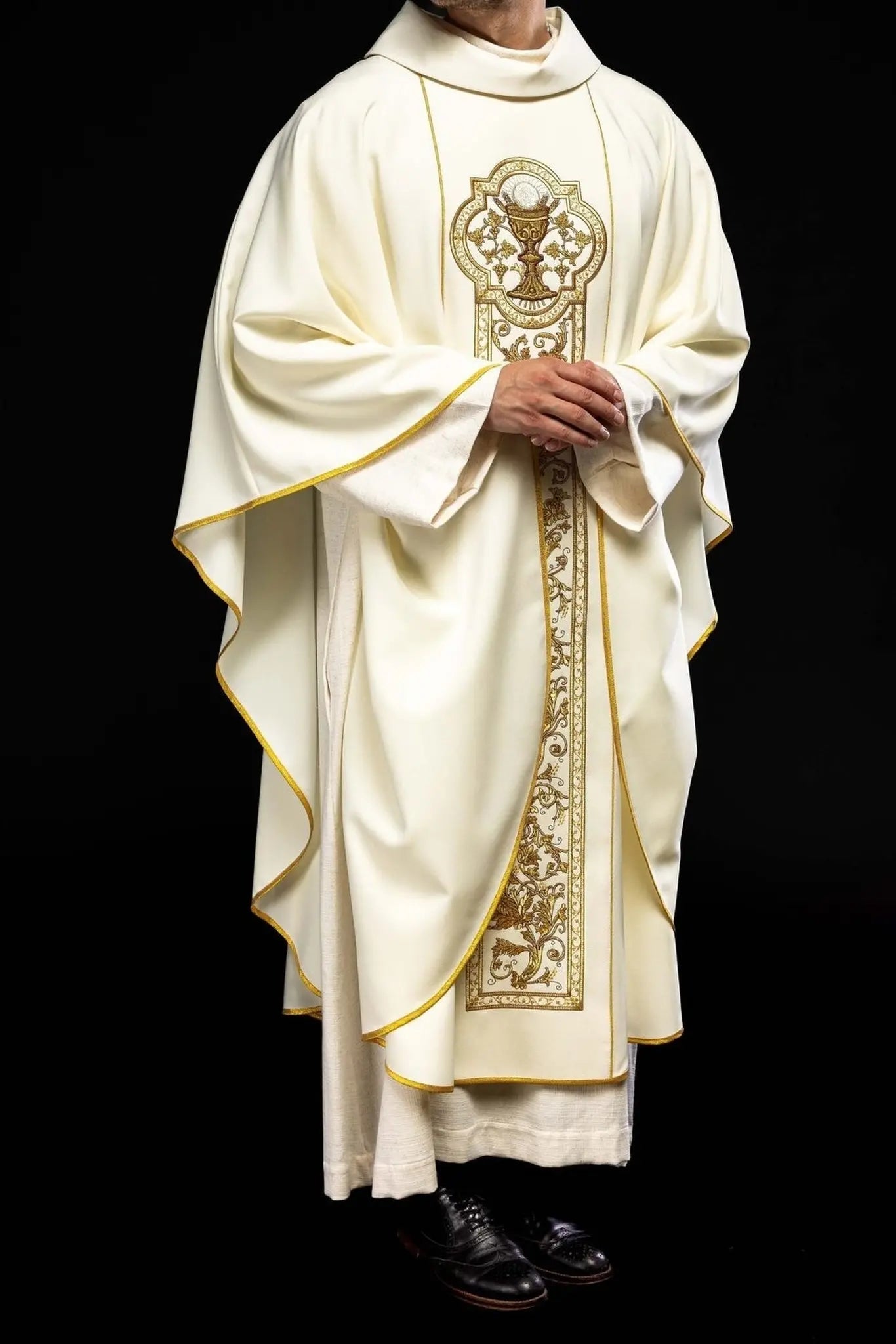 Chasuble avec broderie du calice eucharistique en écru
