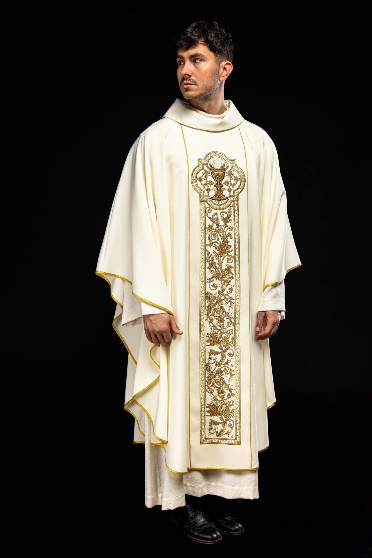 Ornat z haftem kielicha eucharystycznego w kolorze ecru