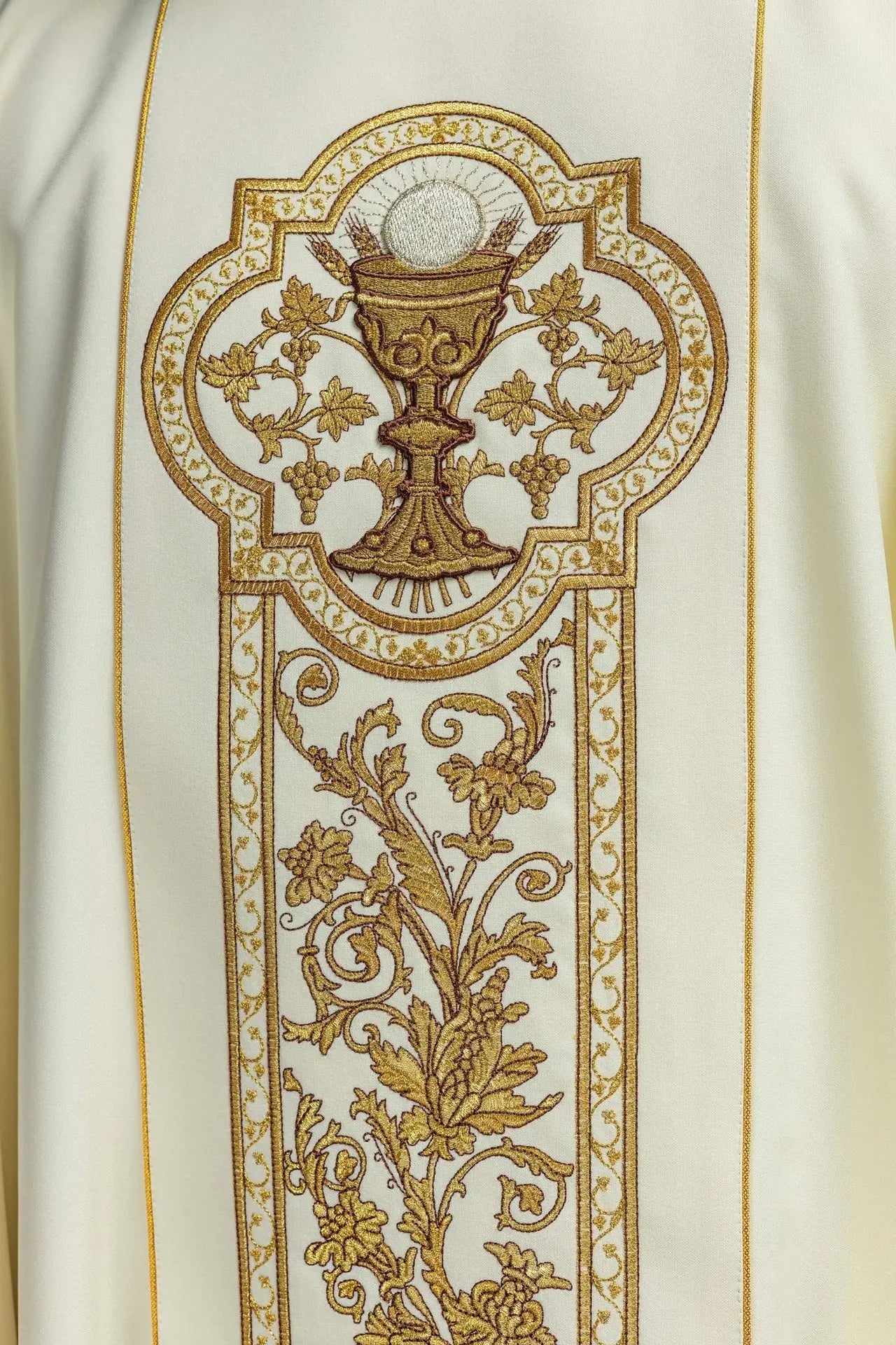 Chasuble avec broderie du calice eucharistique en écru