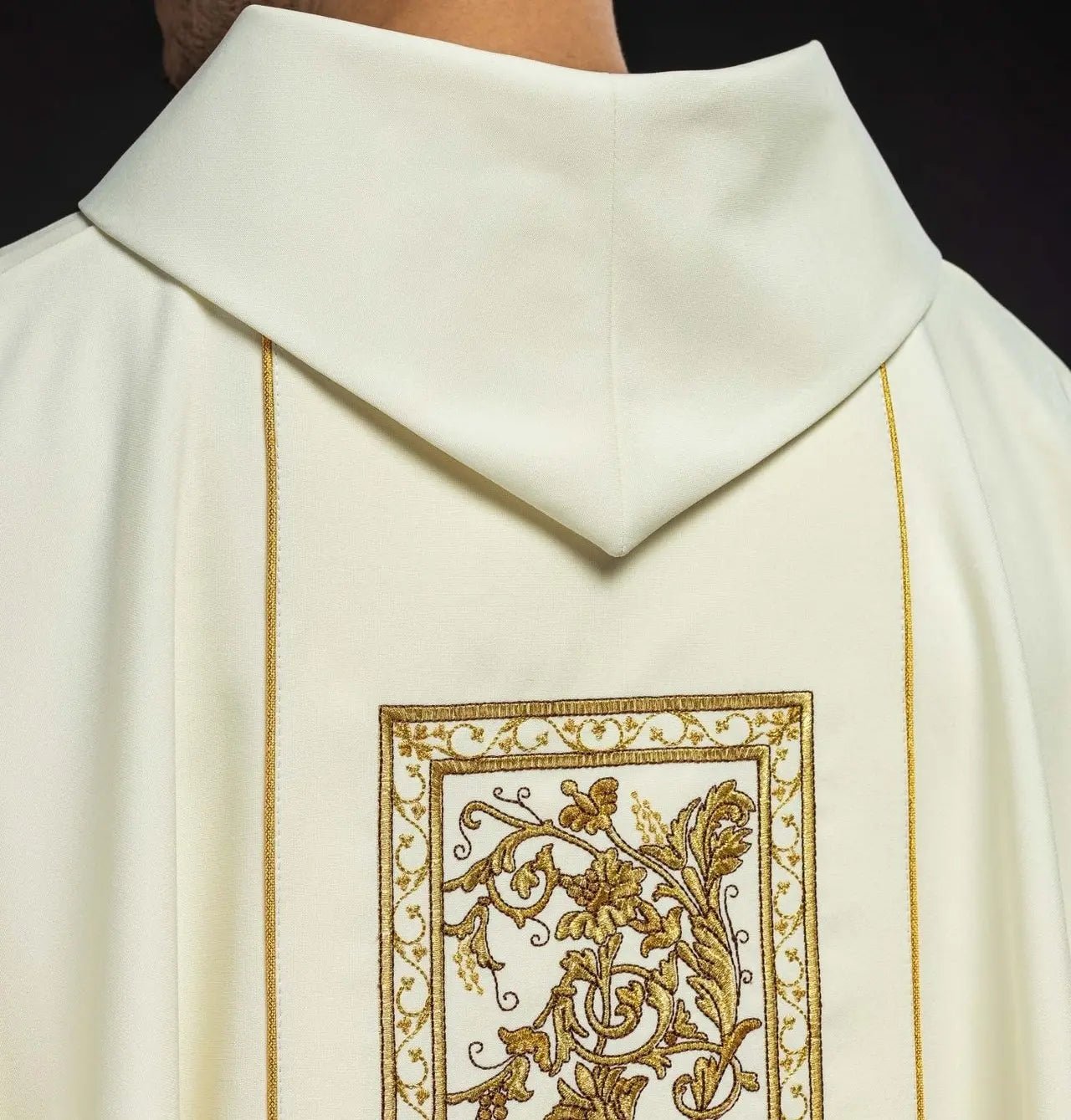 Chasuble avec broderie du calice eucharistique en écru