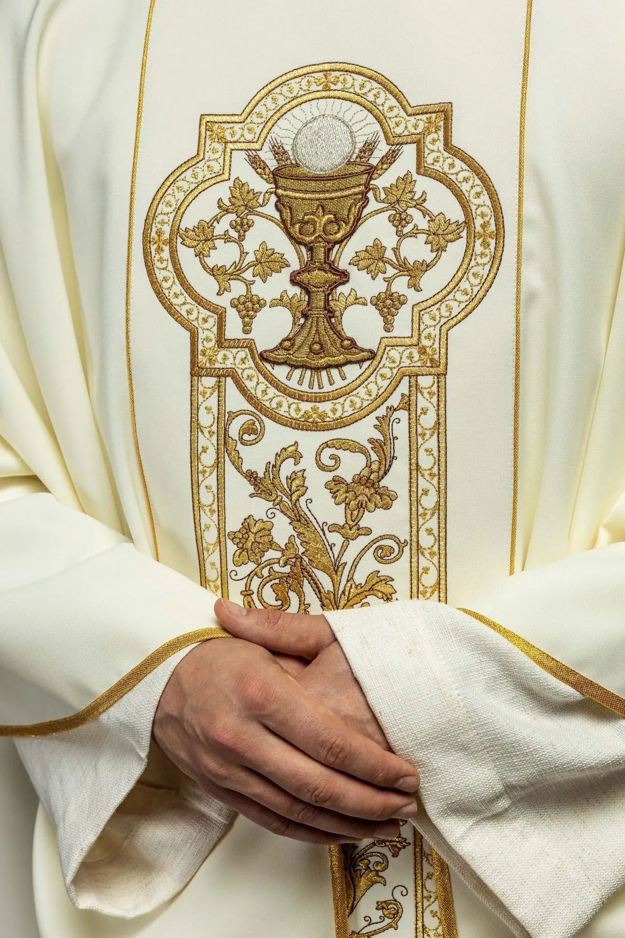 Chasuble avec broderie du calice eucharistique en écru