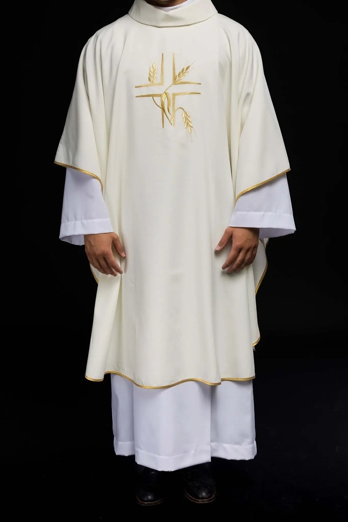 Chasuble avec broderie de la Croix en écru