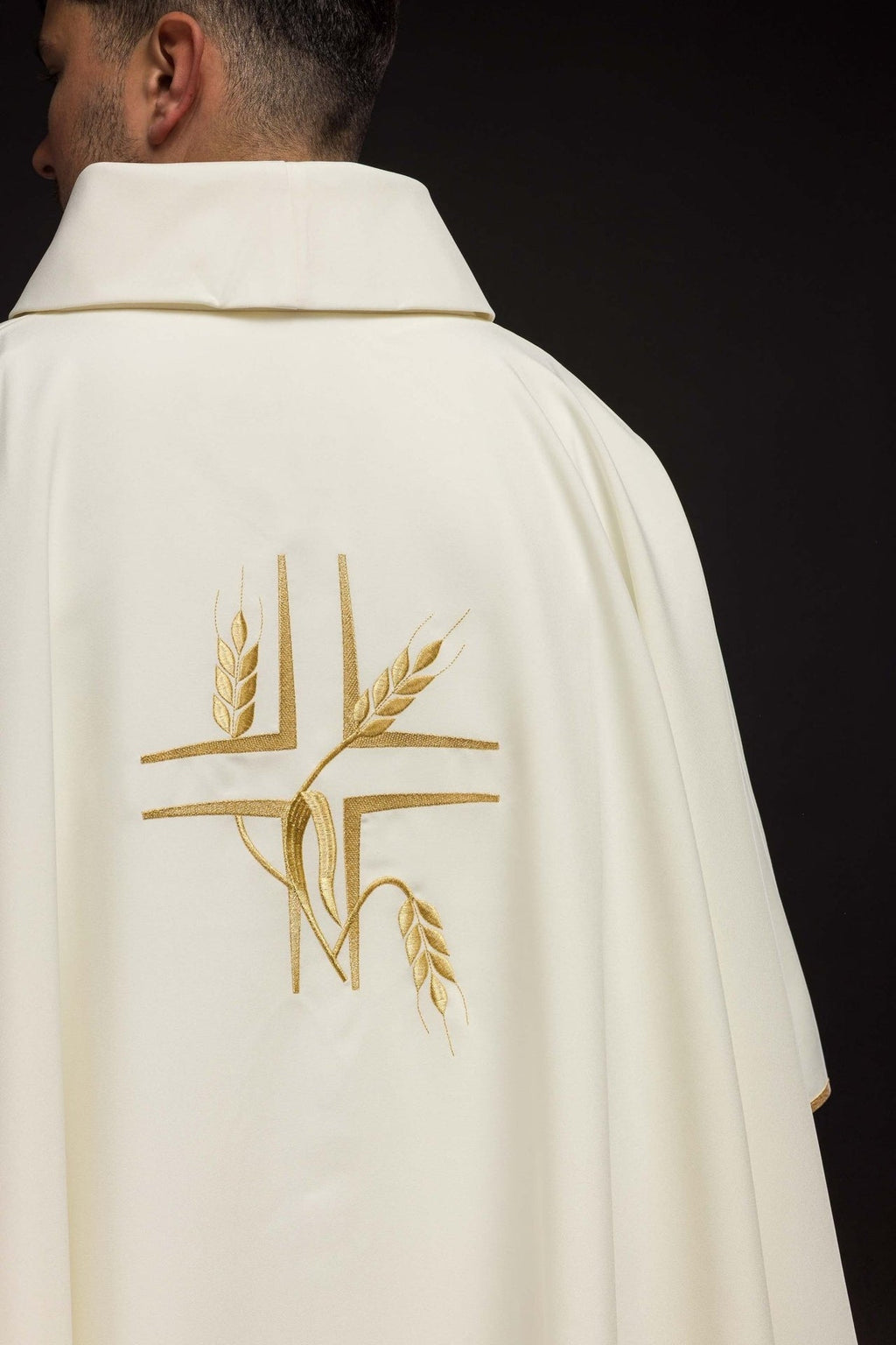 Ornat z haftem Krzyża w kolorze ecru