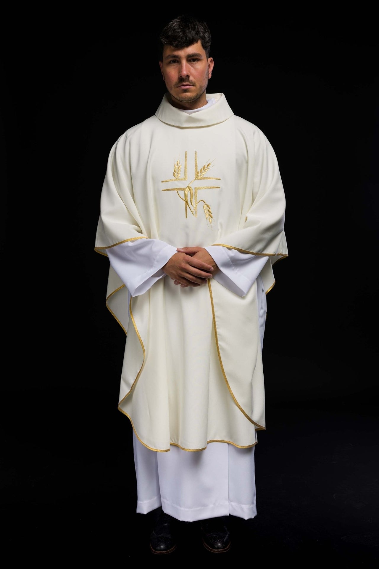 Ornat z haftem Krzyża w kolorze ecru