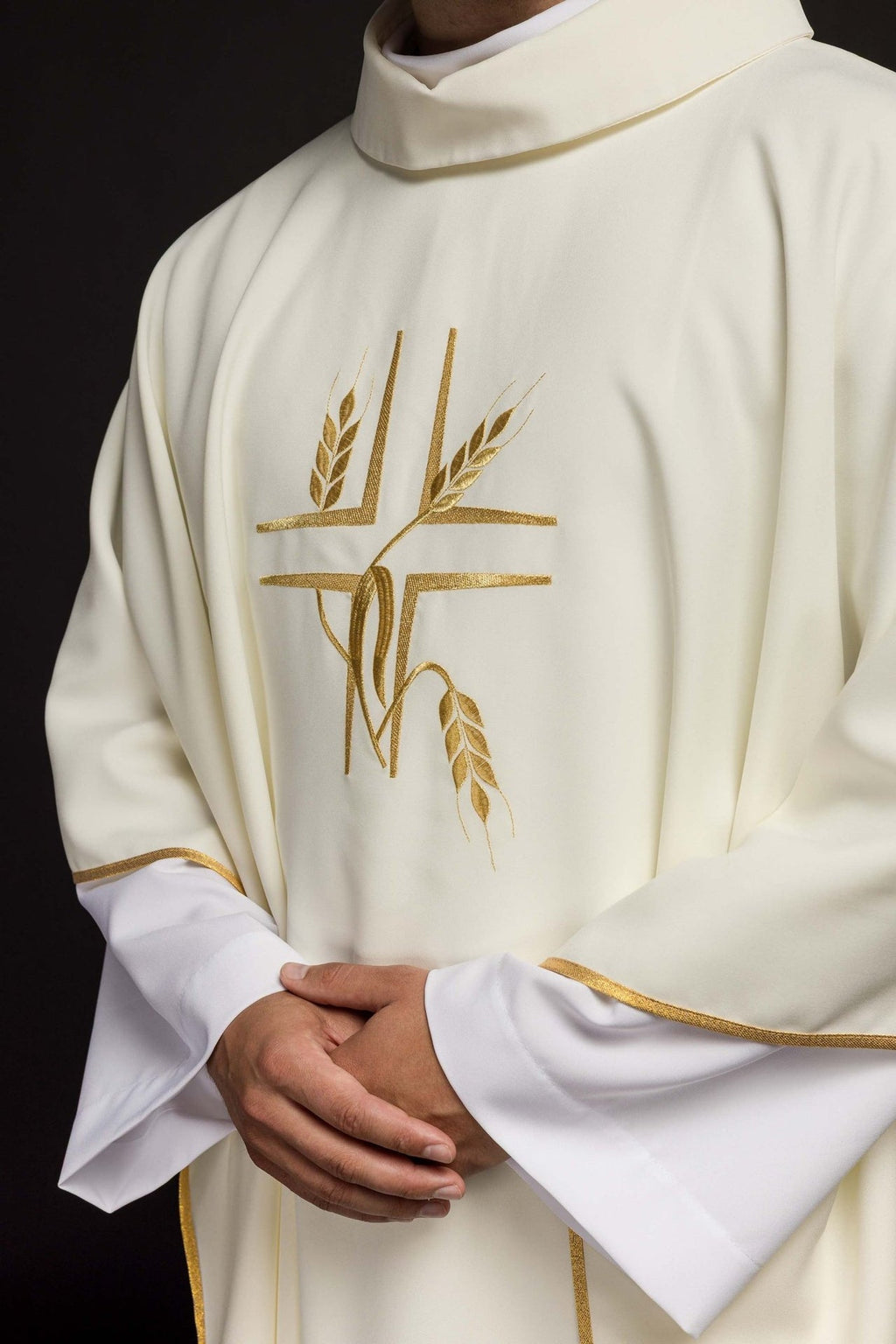 Ornat z haftem Krzyża w kolorze ecru