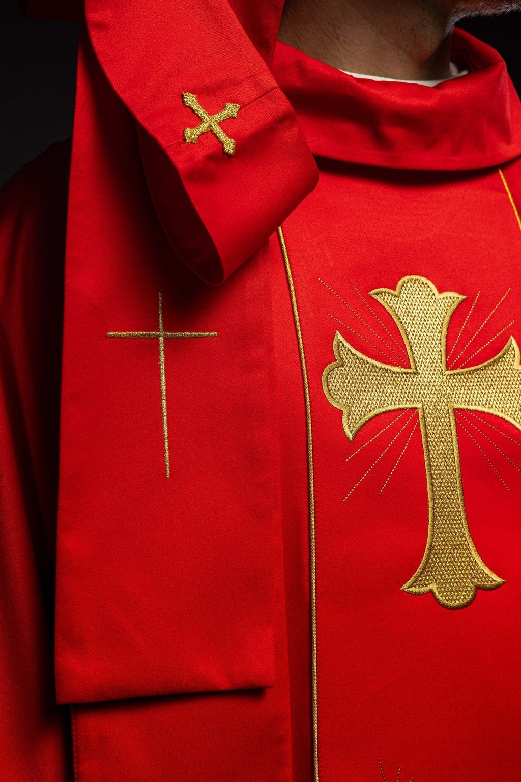 Ornat z haftowanym krzyżem i kłosami w kolorze czerwonym