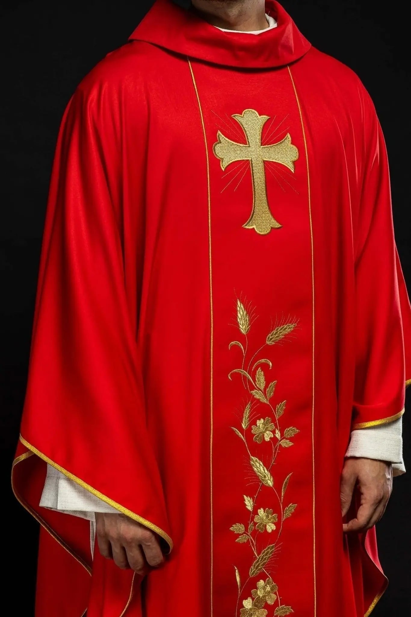 Chasuble avec croix brodée et oreilles en rouge
