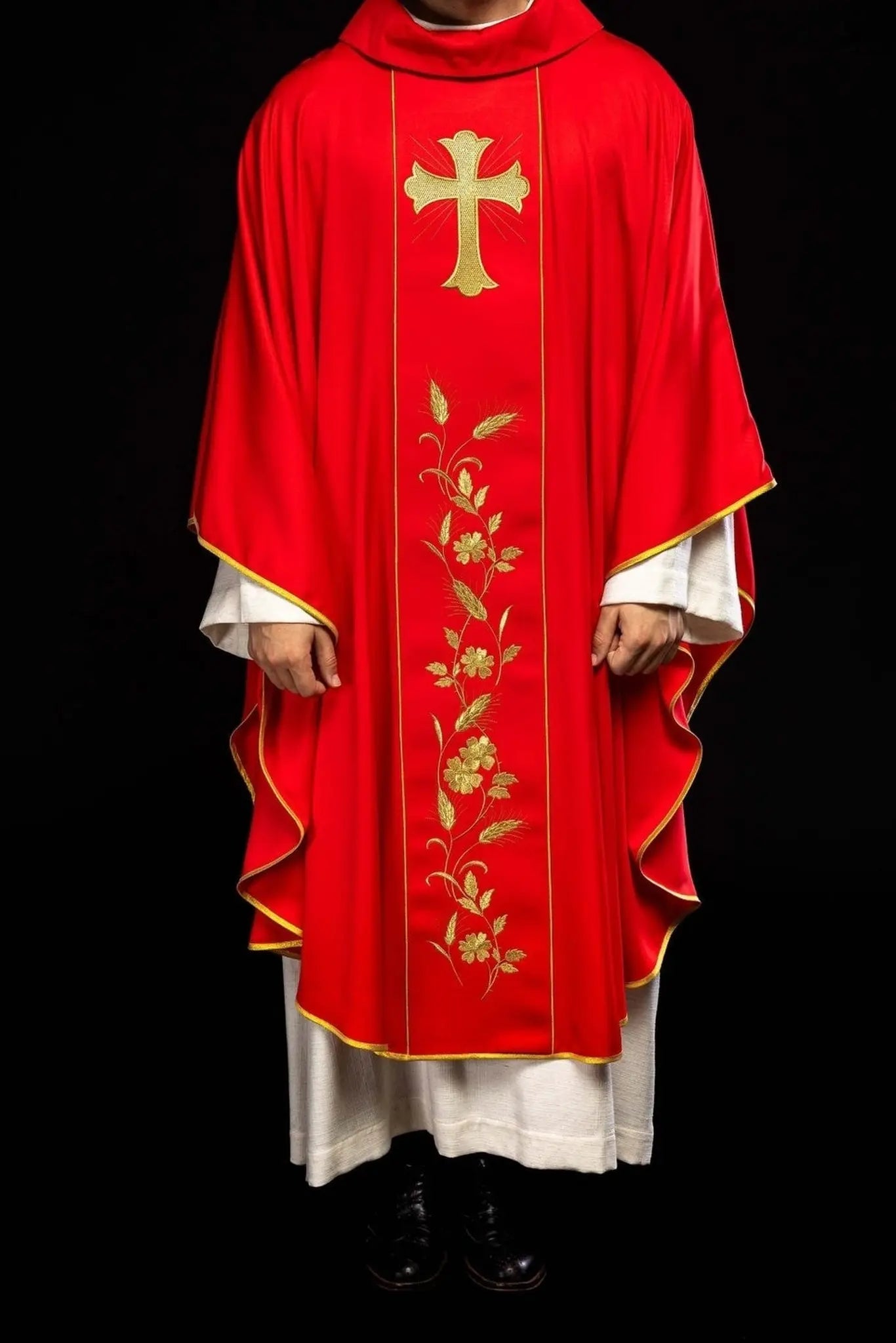 Chasuble avec croix brodée et oreilles en rouge