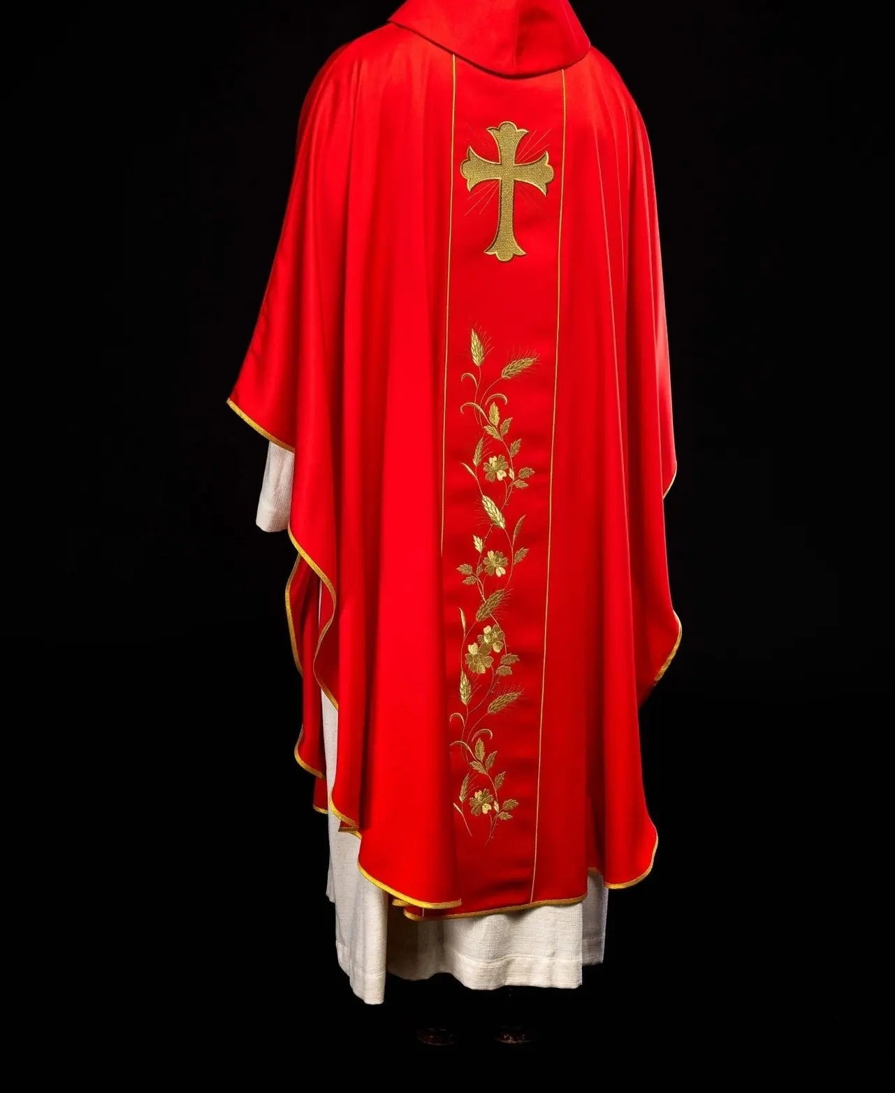 Chasuble avec croix brodée et oreilles en rouge