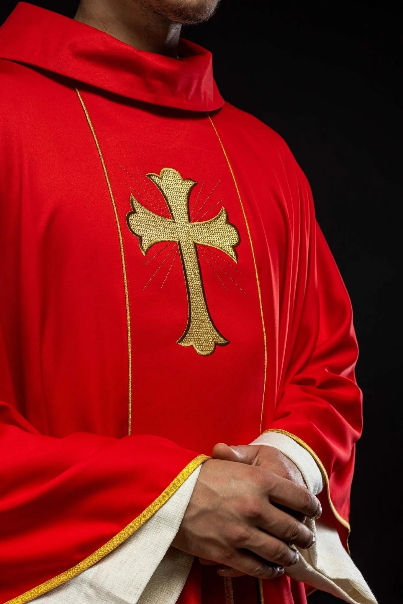 Chasuble avec croix brodée et oreilles en rouge