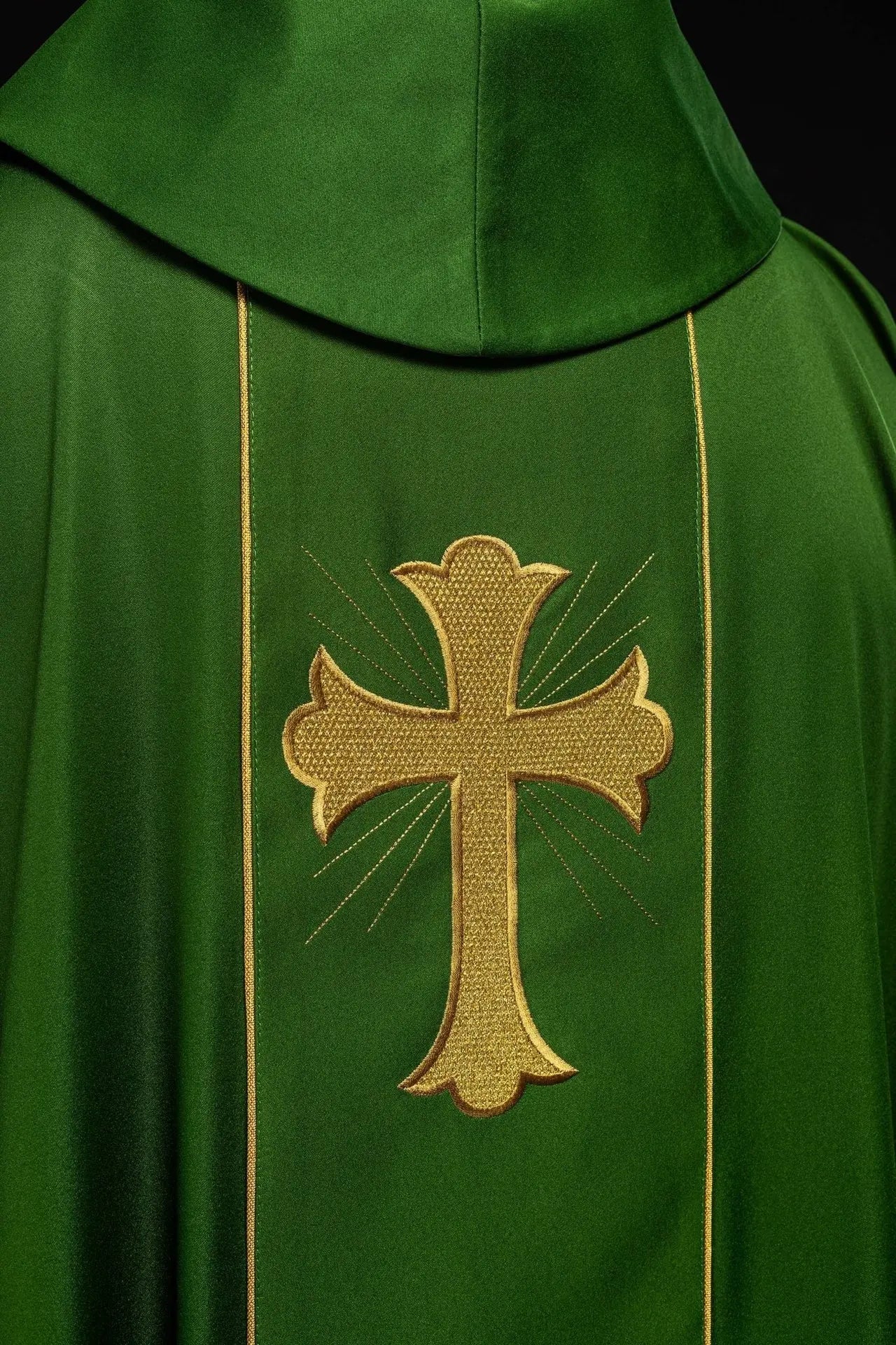 Chasuble verte avec croix brodée et motif de blé