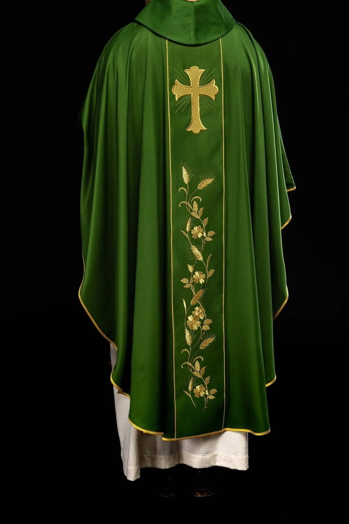 Chasuble verte avec croix brodée et motif de blé
