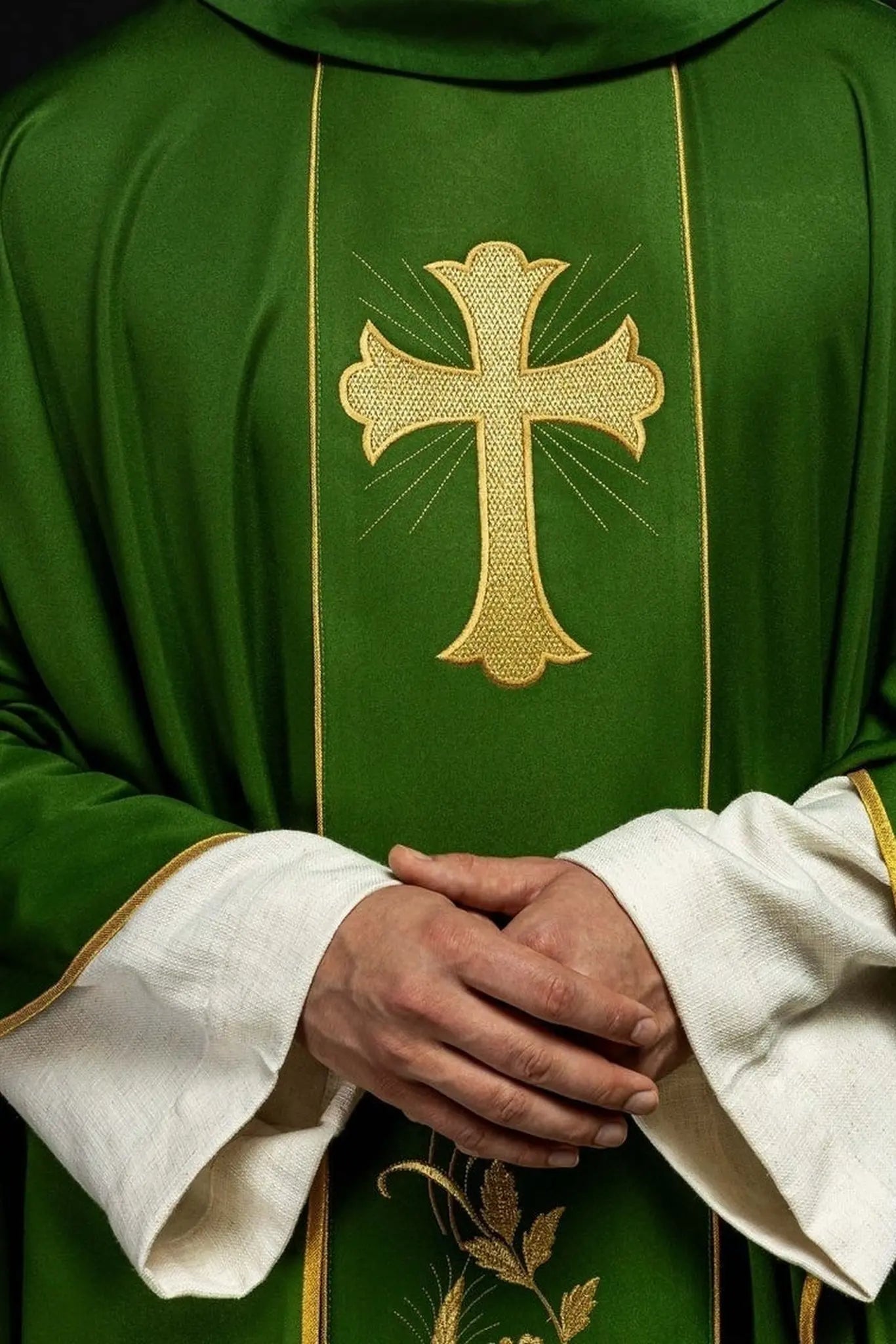 Chasuble verte avec croix brodée et motif de blé