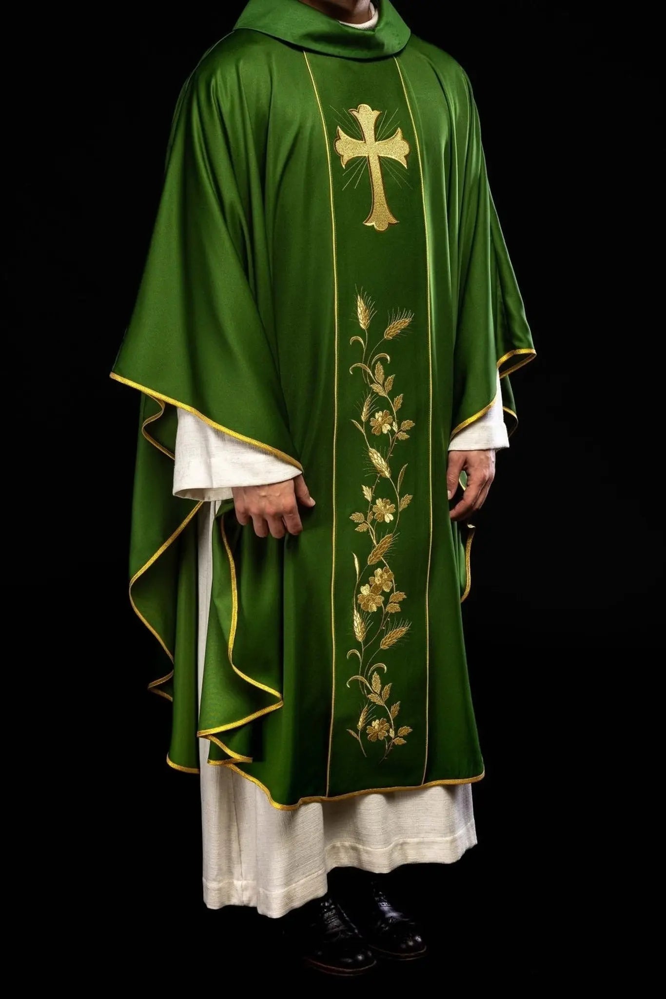Chasuble verte avec croix brodée et motif de blé