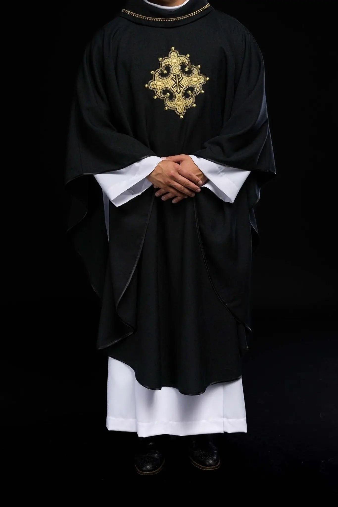 Chasuble avec croix brodée et bordure dorée sur le col en noir