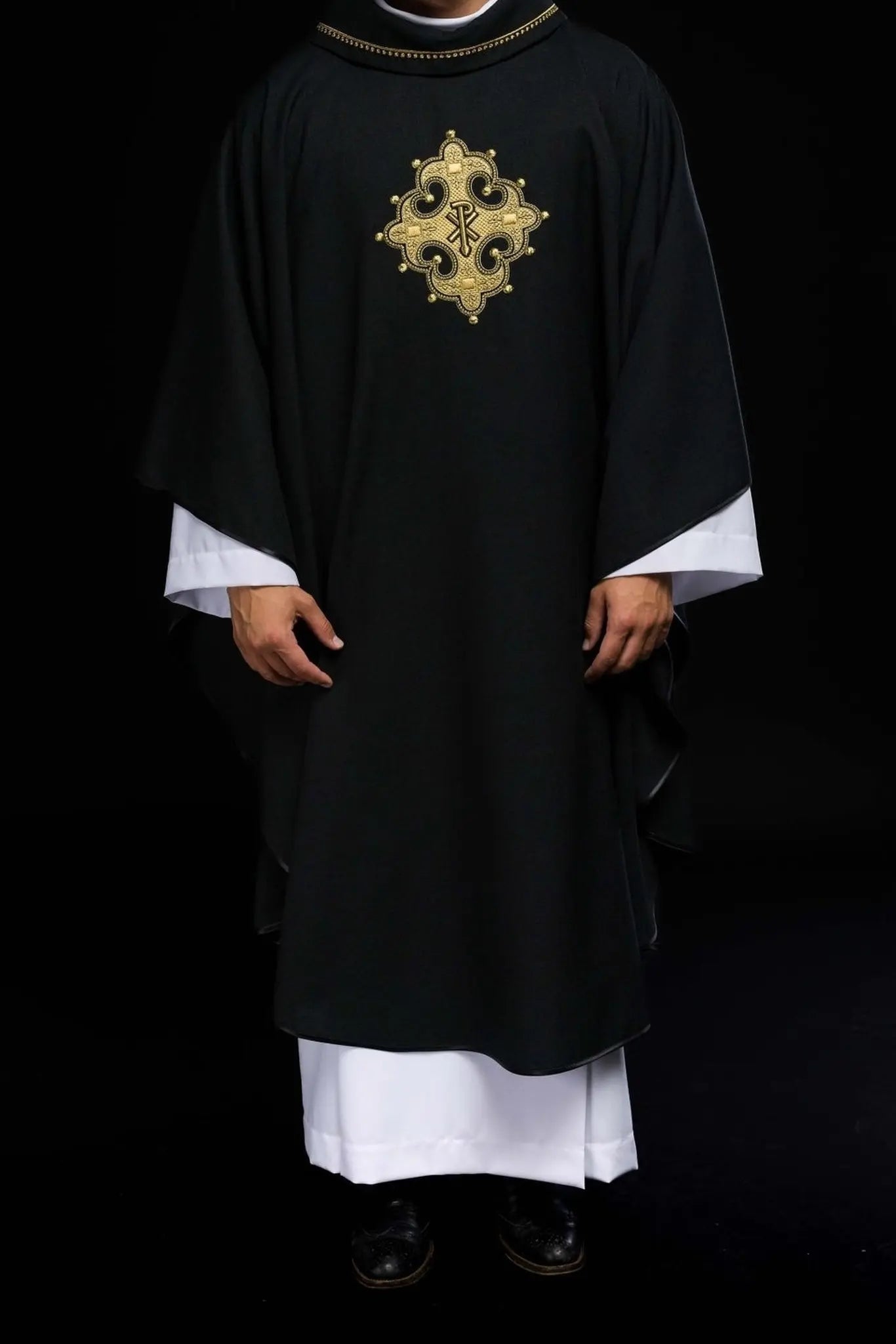 Chasuble avec croix brodée et bordure dorée sur le col en noir