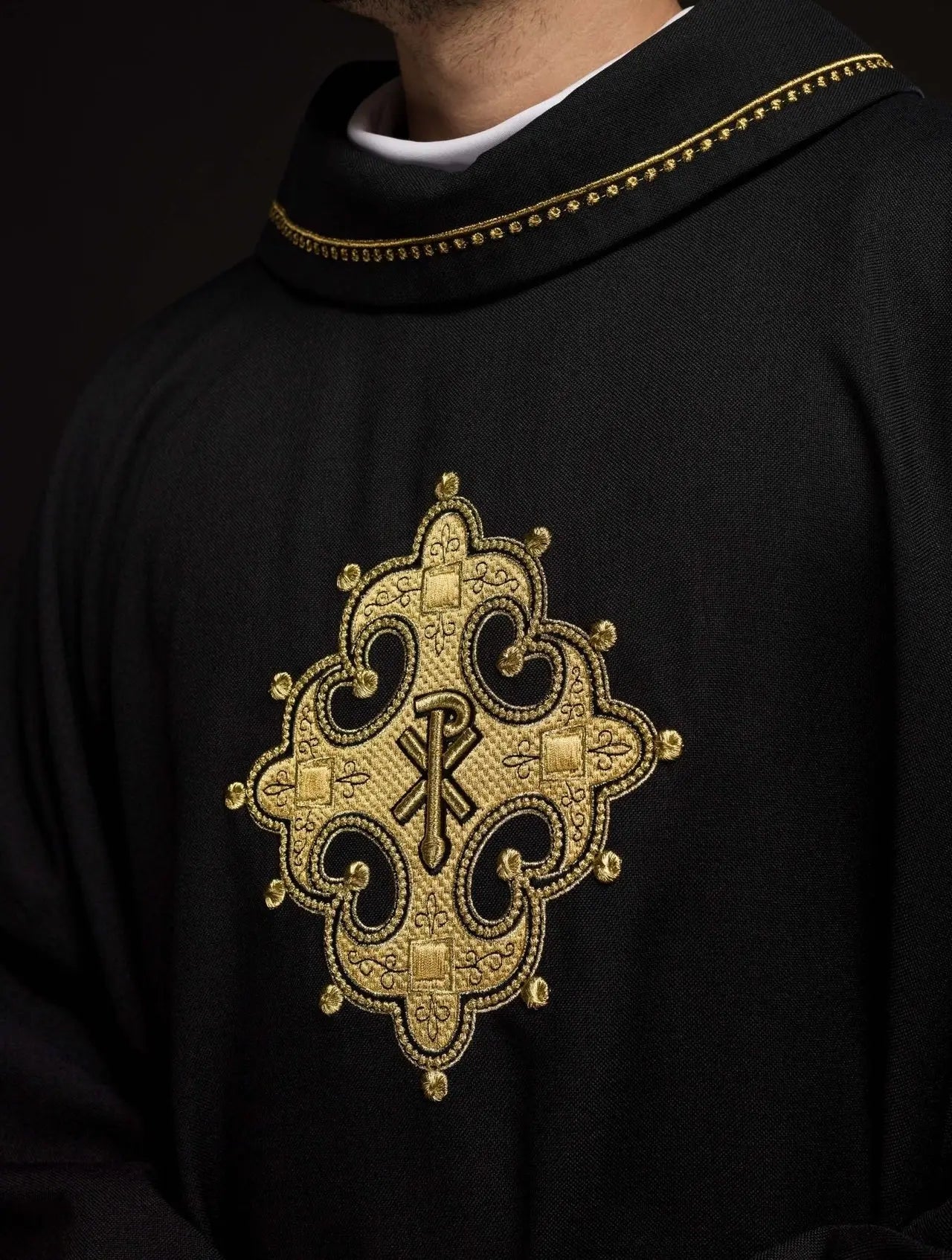 Chasuble avec croix brodée et bordure dorée sur le col en noir