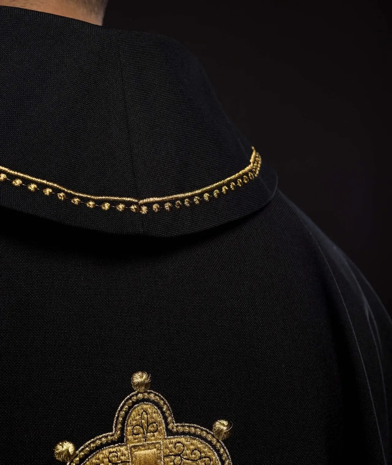 Chasuble avec croix brodée et bordure dorée sur le col en noir