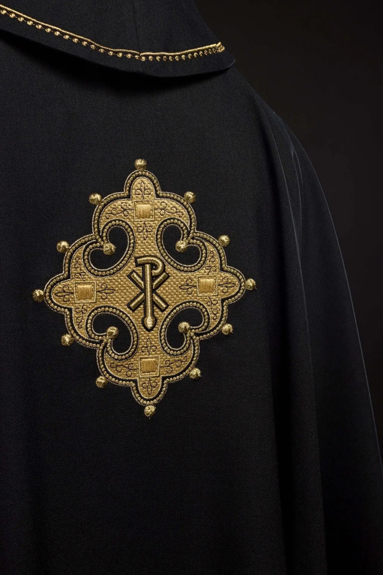 Chasuble avec croix brodée et bordure dorée sur le col en noir