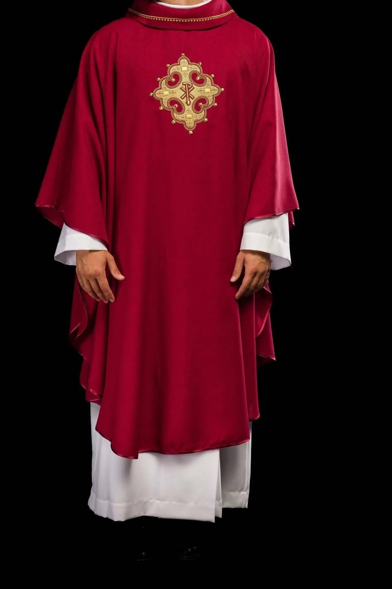 Chasuble avec croix brodée et bordure dorée sur le col en rouge