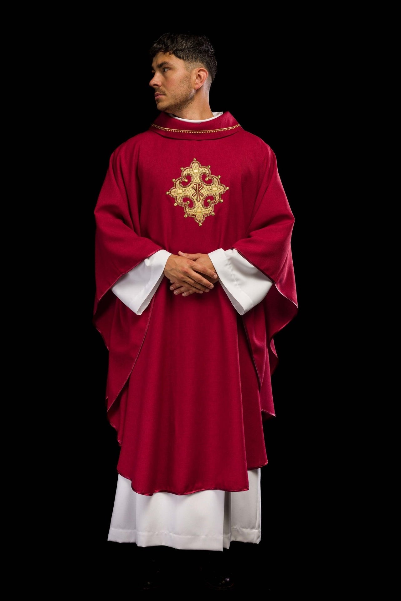 Ornat z haftowanym krzyżem i złotą lamówką na kołnierzu w kolorze czerwonym