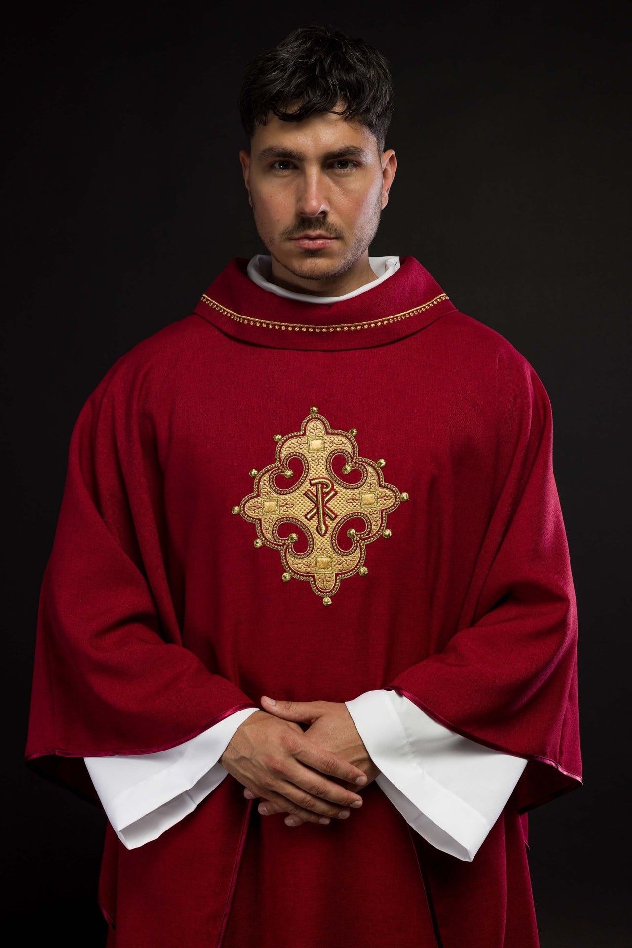 Ornat z haftowanym krzyżem i złotą lamówką na kołnierzu w kolorze czerwonym