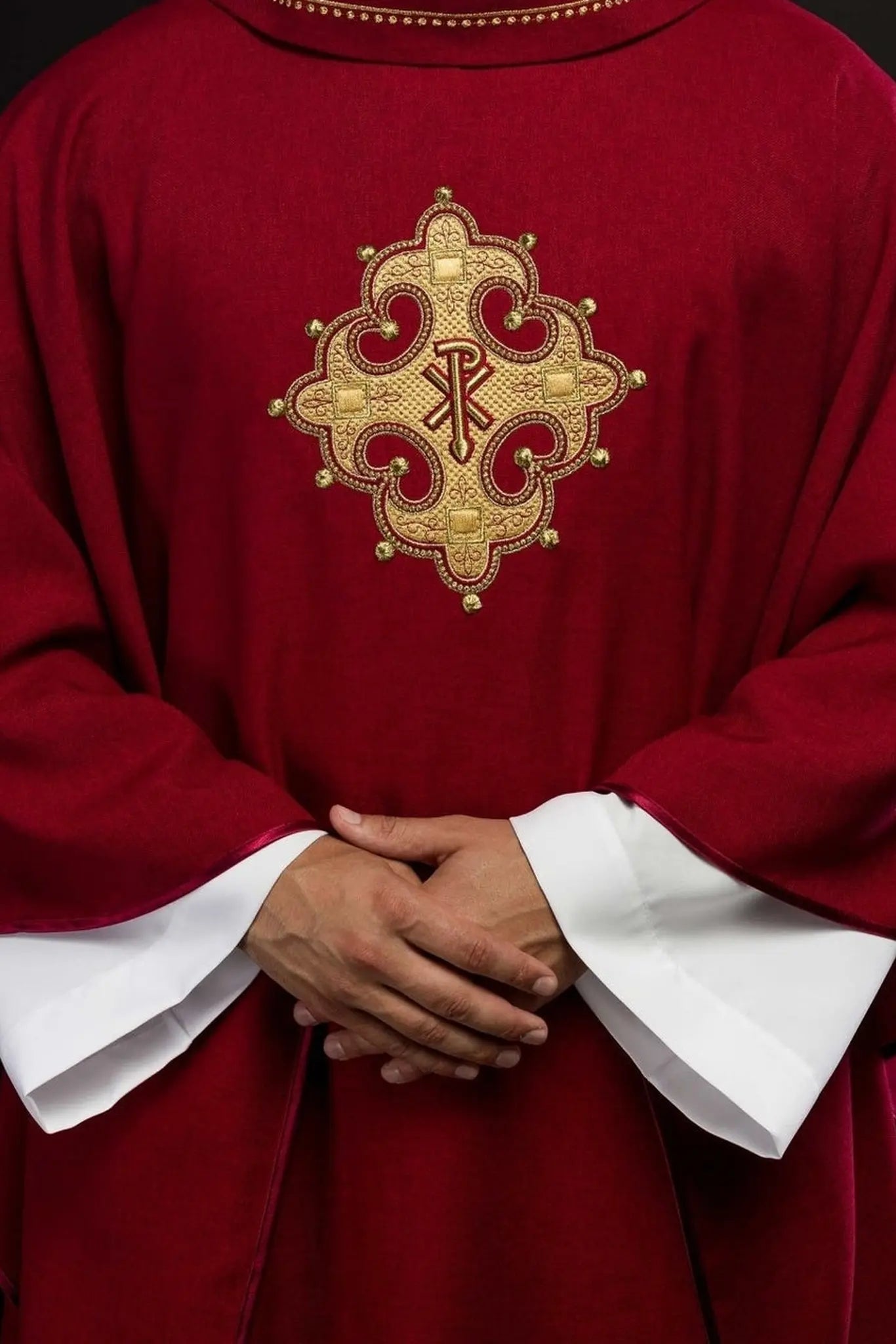 Chasuble avec croix brodée et bordure dorée sur le col en rouge