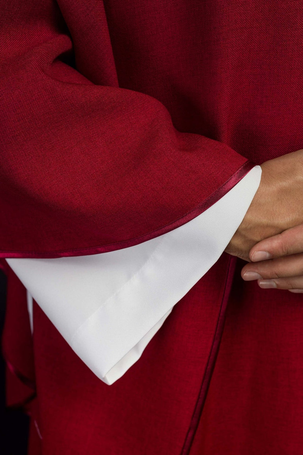 Ornat z haftowanym krzyżem i złotą lamówką na kołnierzu w kolorze czerwonym