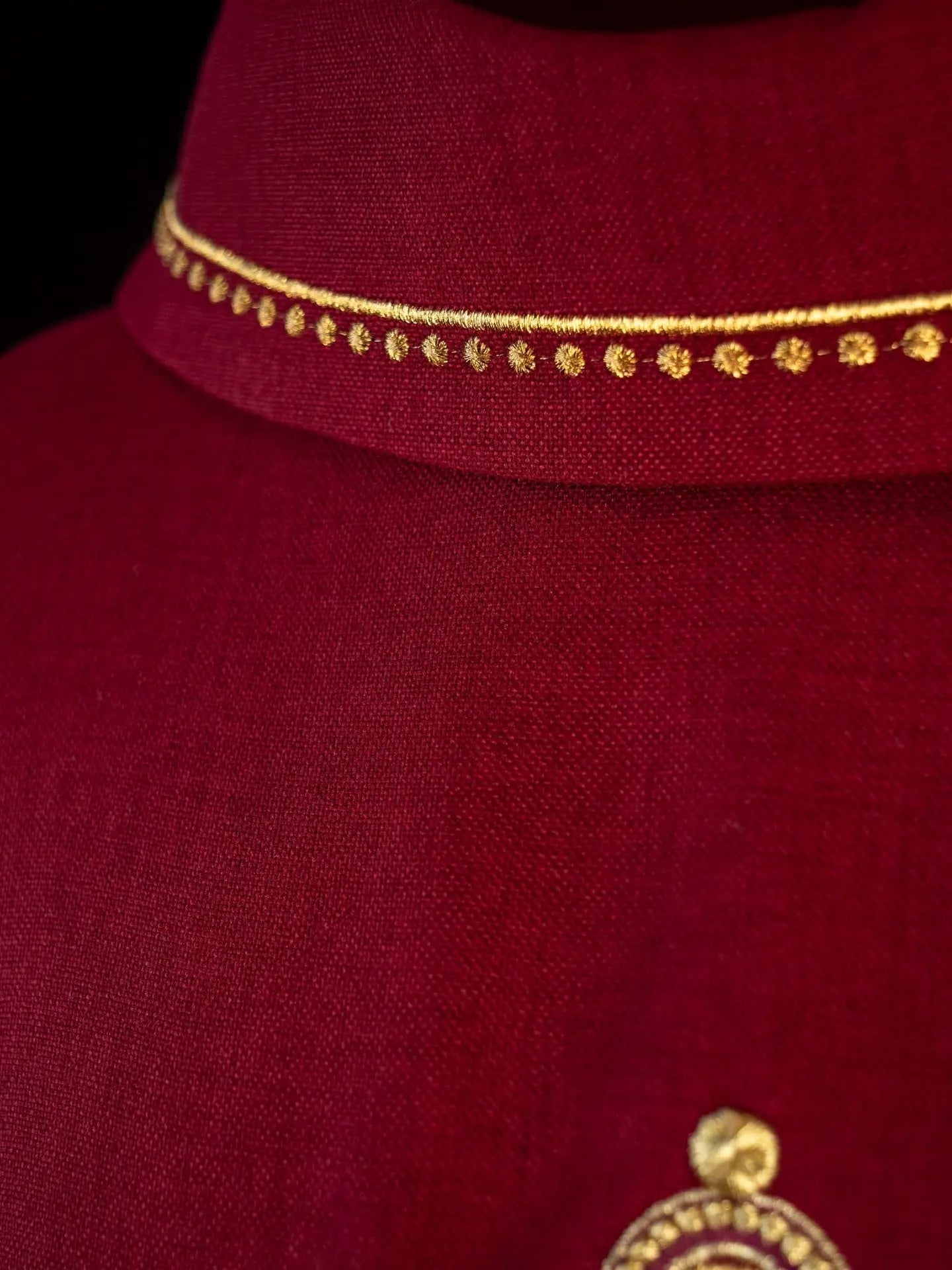 Chasuble avec croix brodée et bordure dorée sur le col en rouge