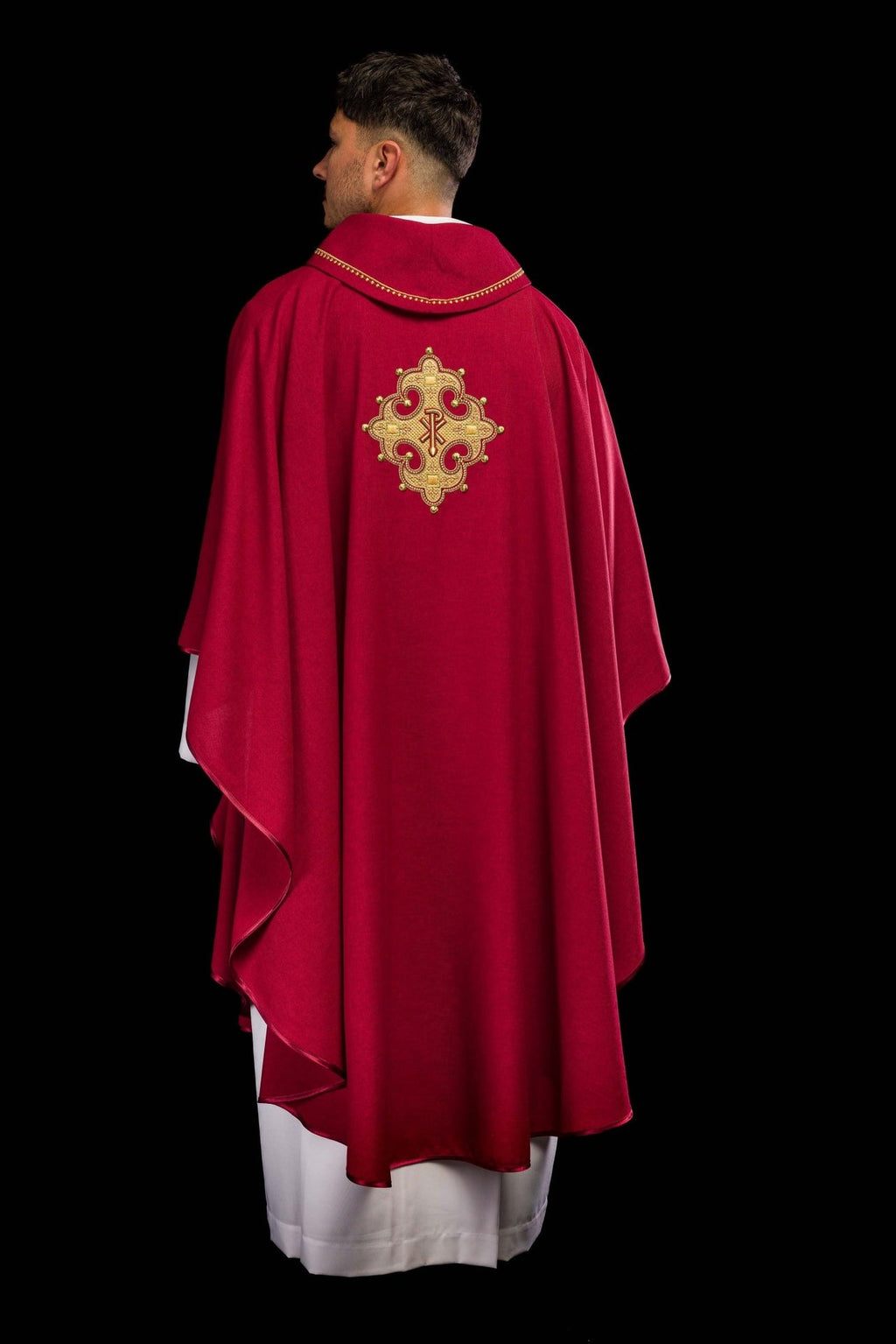 Ornat z haftowanym krzyżem i złotą lamówką na kołnierzu w kolorze czerwonym