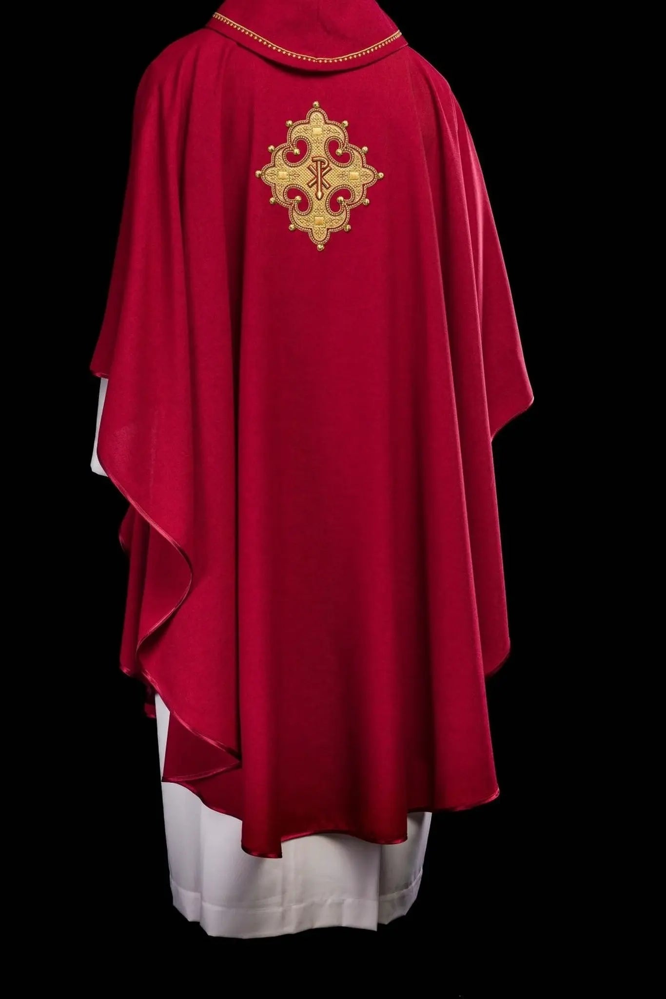 Chasuble avec croix brodée et bordure dorée sur le col en rouge