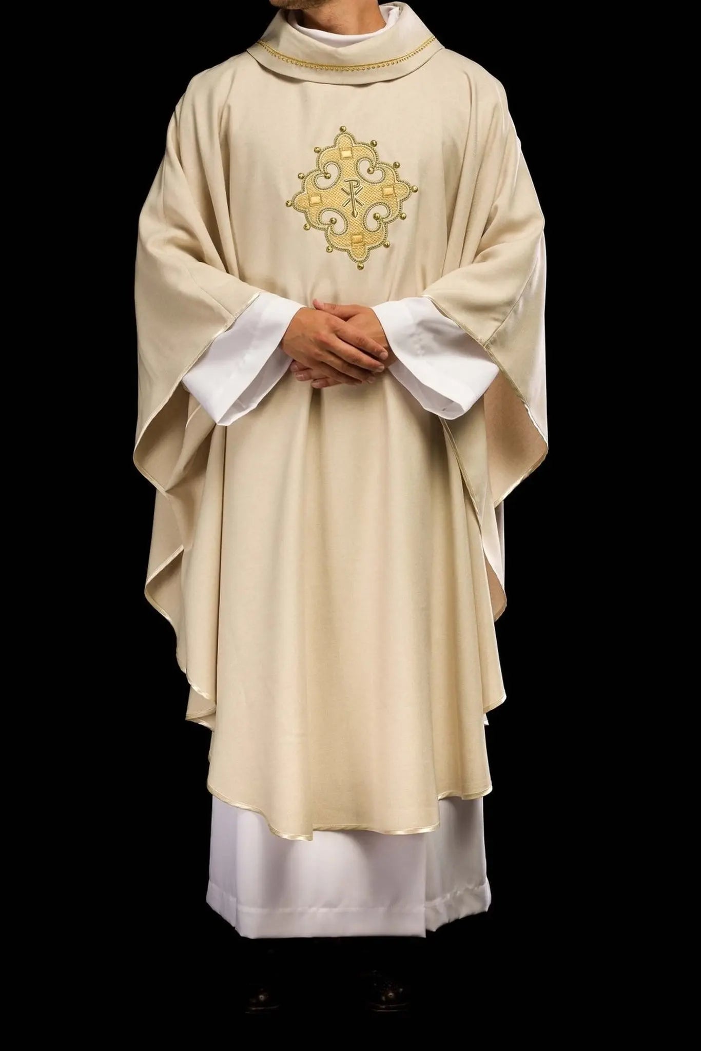 Chasuble avec croix brodée et bordure dorée sur le col en couleur écrue