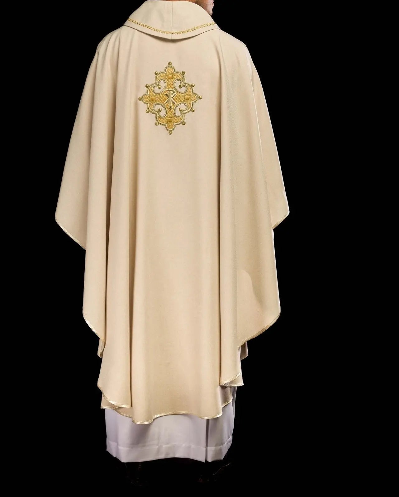 Chasuble avec croix brodée et bordure dorée sur le col en couleur écrue