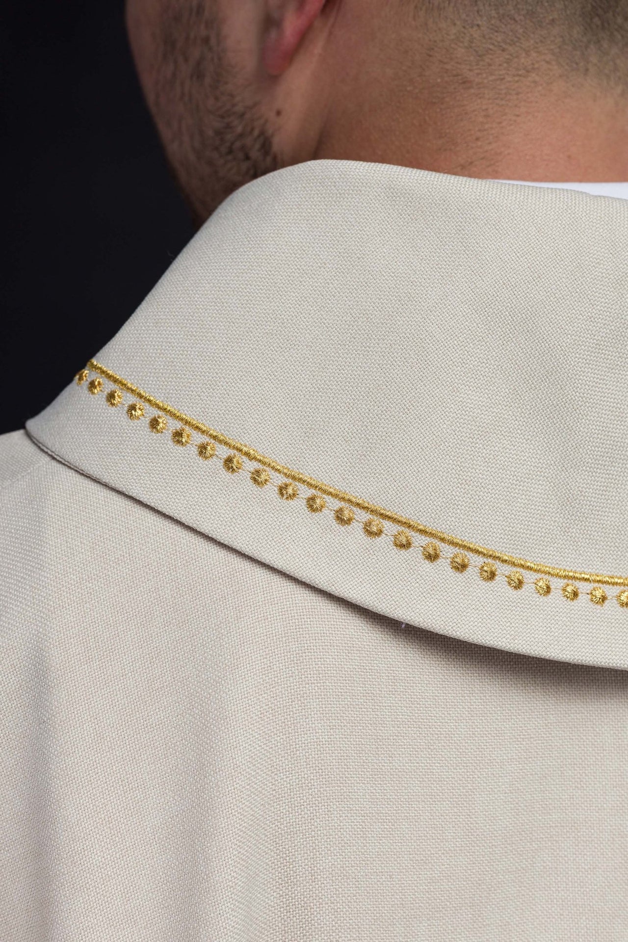 Ornat z haftowanym krzyżem i złotą lamówką na kołnierzu w kolorze ecru