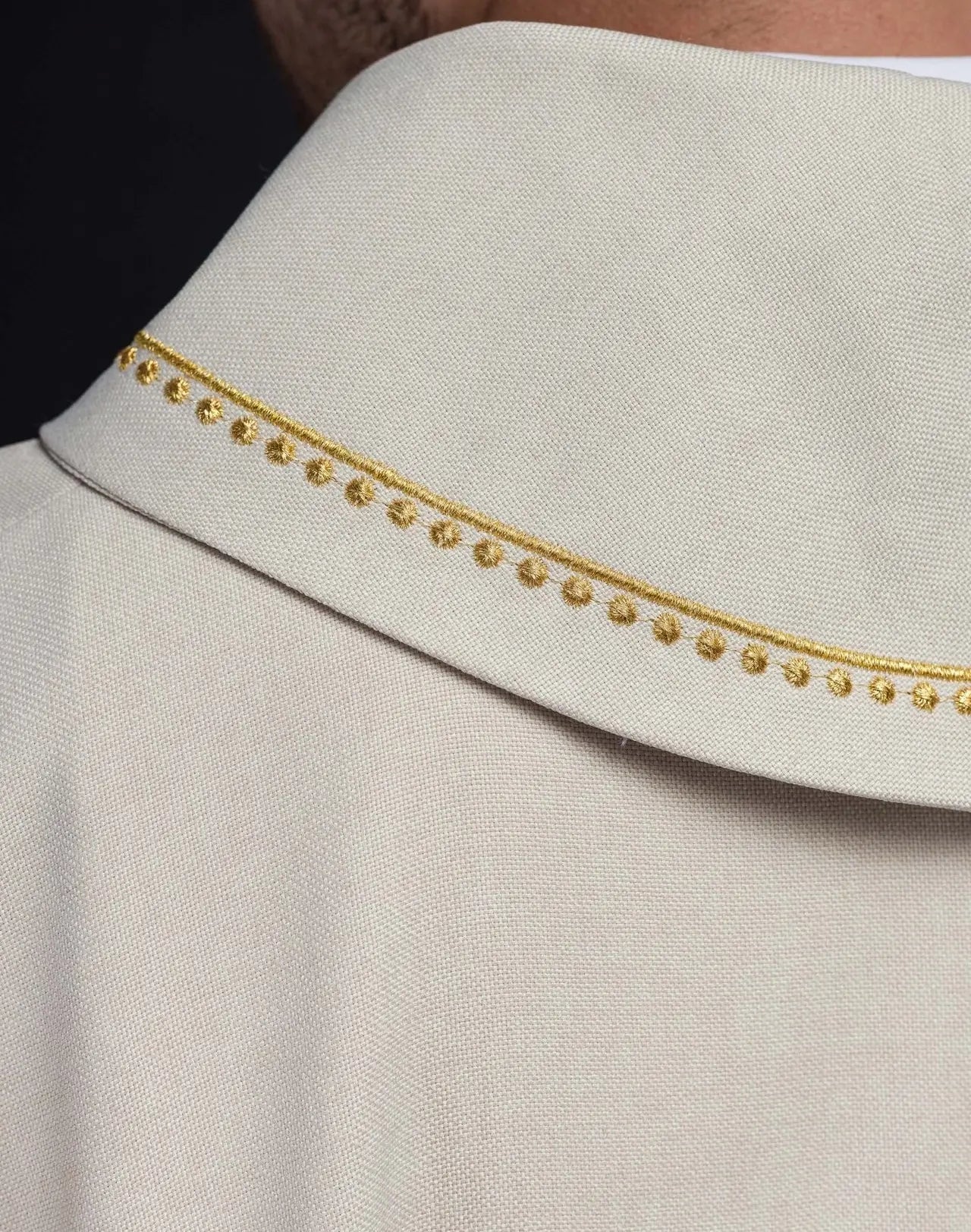 Chasuble avec croix brodée et bordure dorée sur le col en couleur écrue