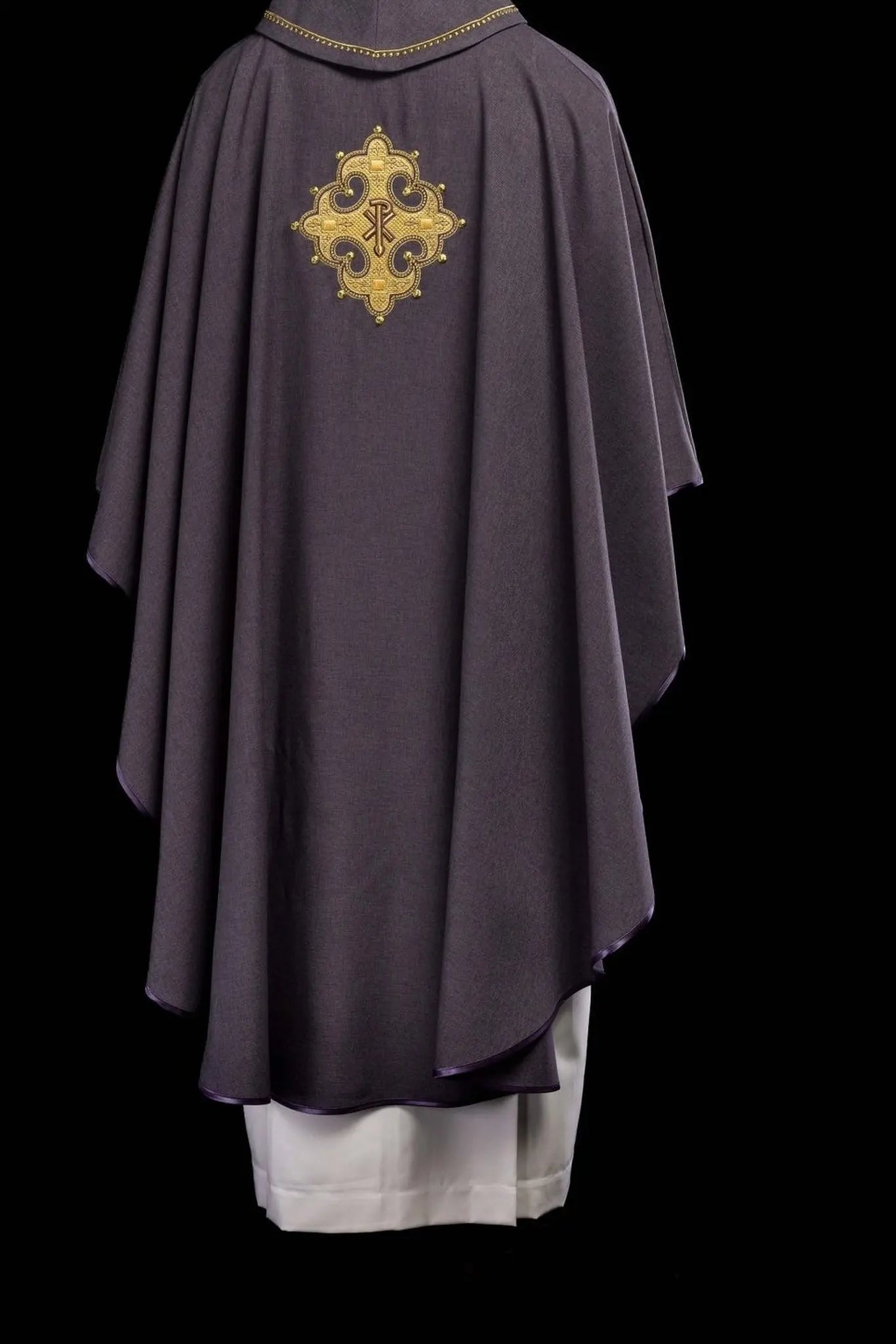 Chasuble avec croix brodée et bordure dorée sur le col en violet