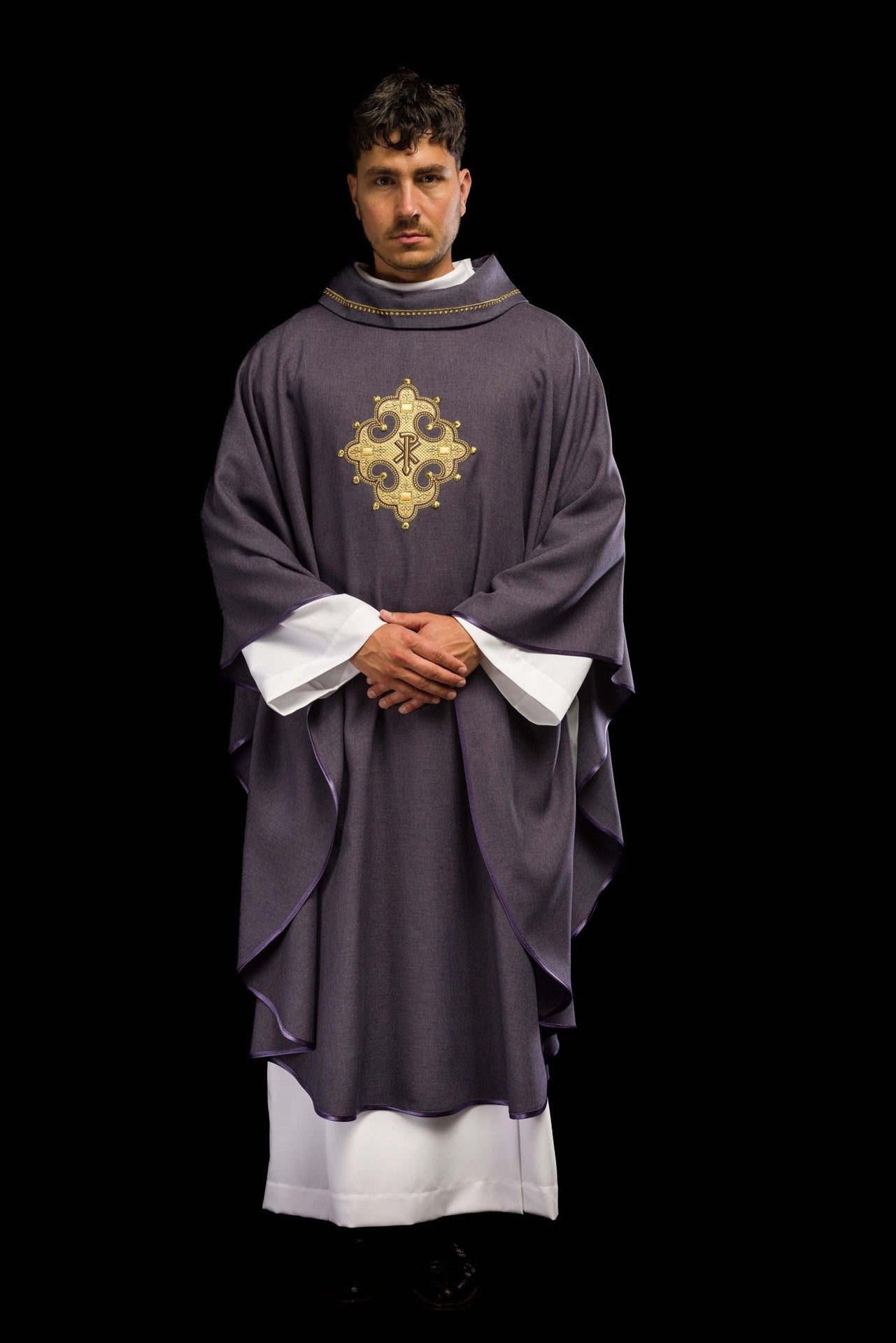 Ornat z haftowanym krzyżem i złotą lamówką na kołnierzu w kolorze fioletowym