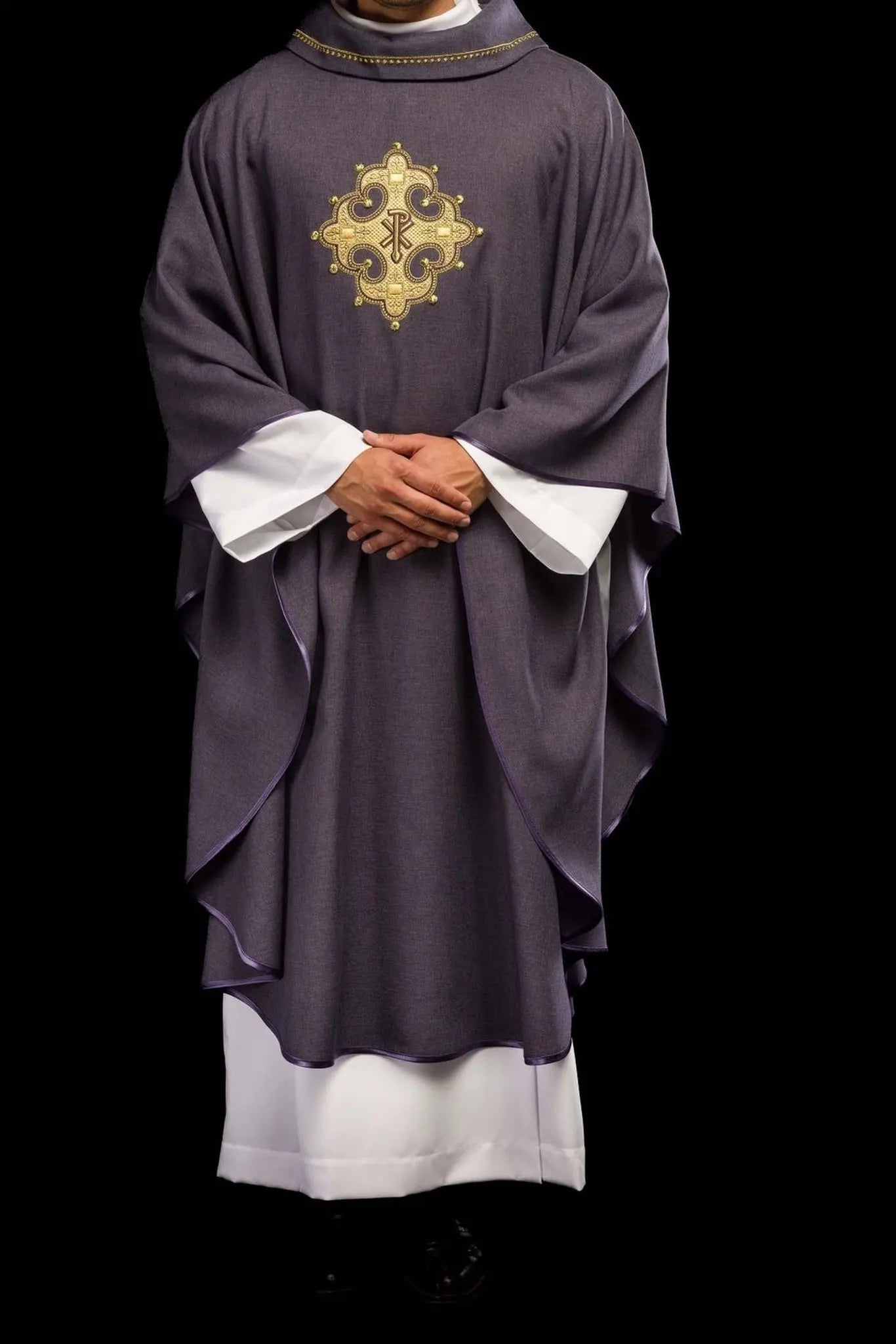 Chasuble avec croix brodée et bordure dorée sur le col en violet
