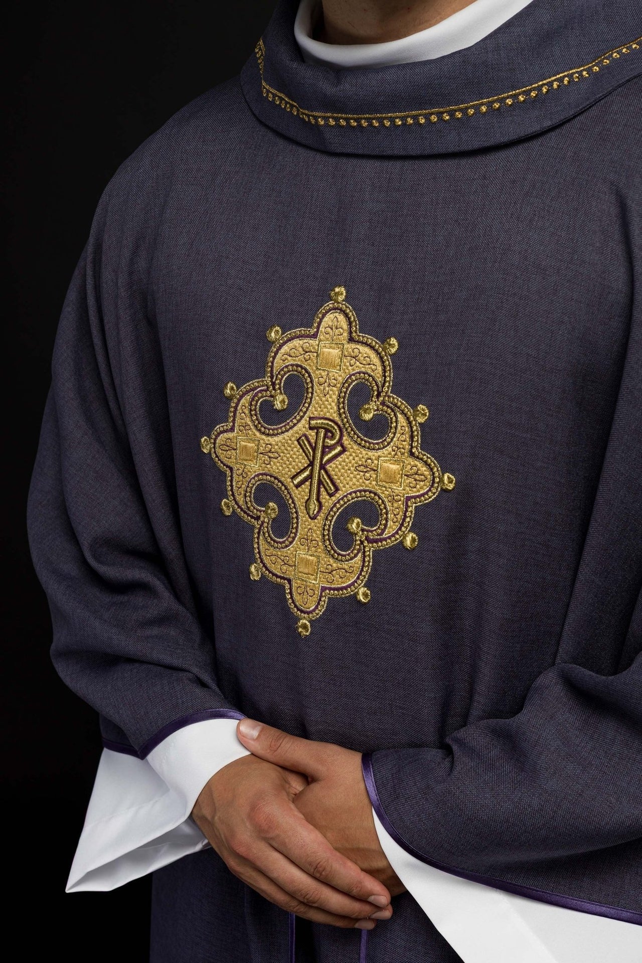 Ornat z haftowanym krzyżem i złotą lamówką na kołnierzu w kolorze fioletowym