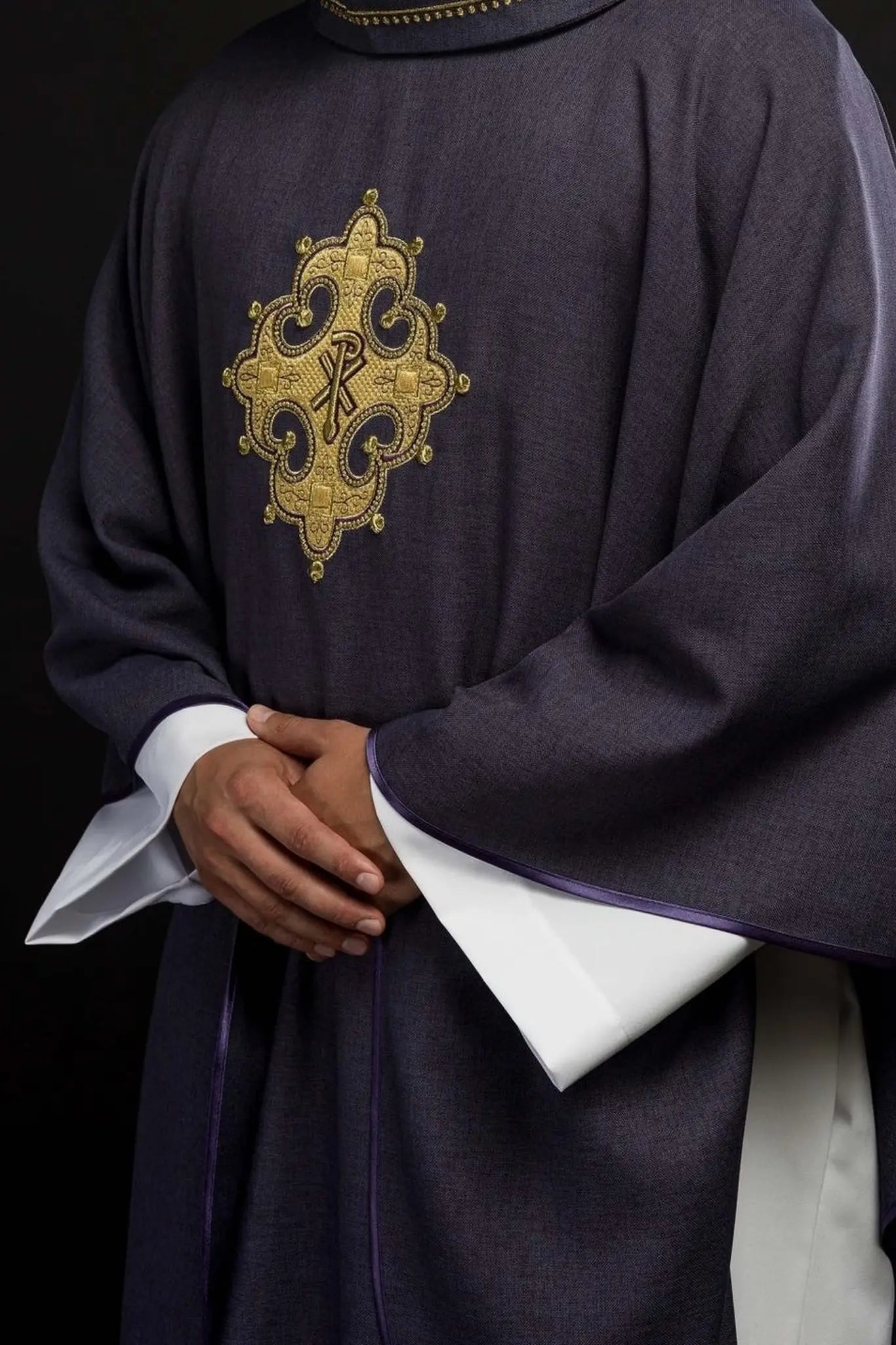 Chasuble avec croix brodée et bordure dorée sur le col en violet