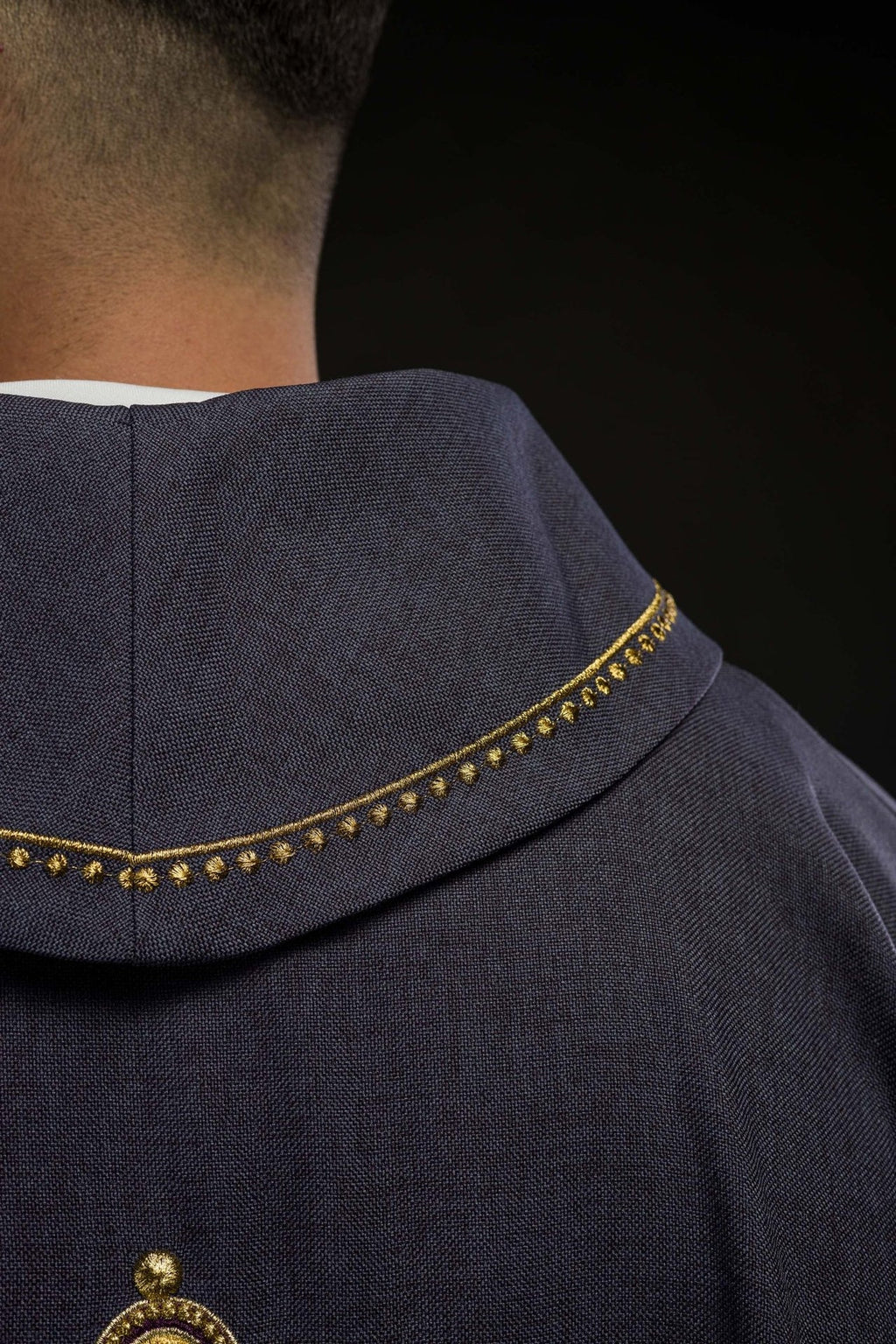 Ornat z haftowanym krzyżem i złotą lamówką na kołnierzu w kolorze fioletowym