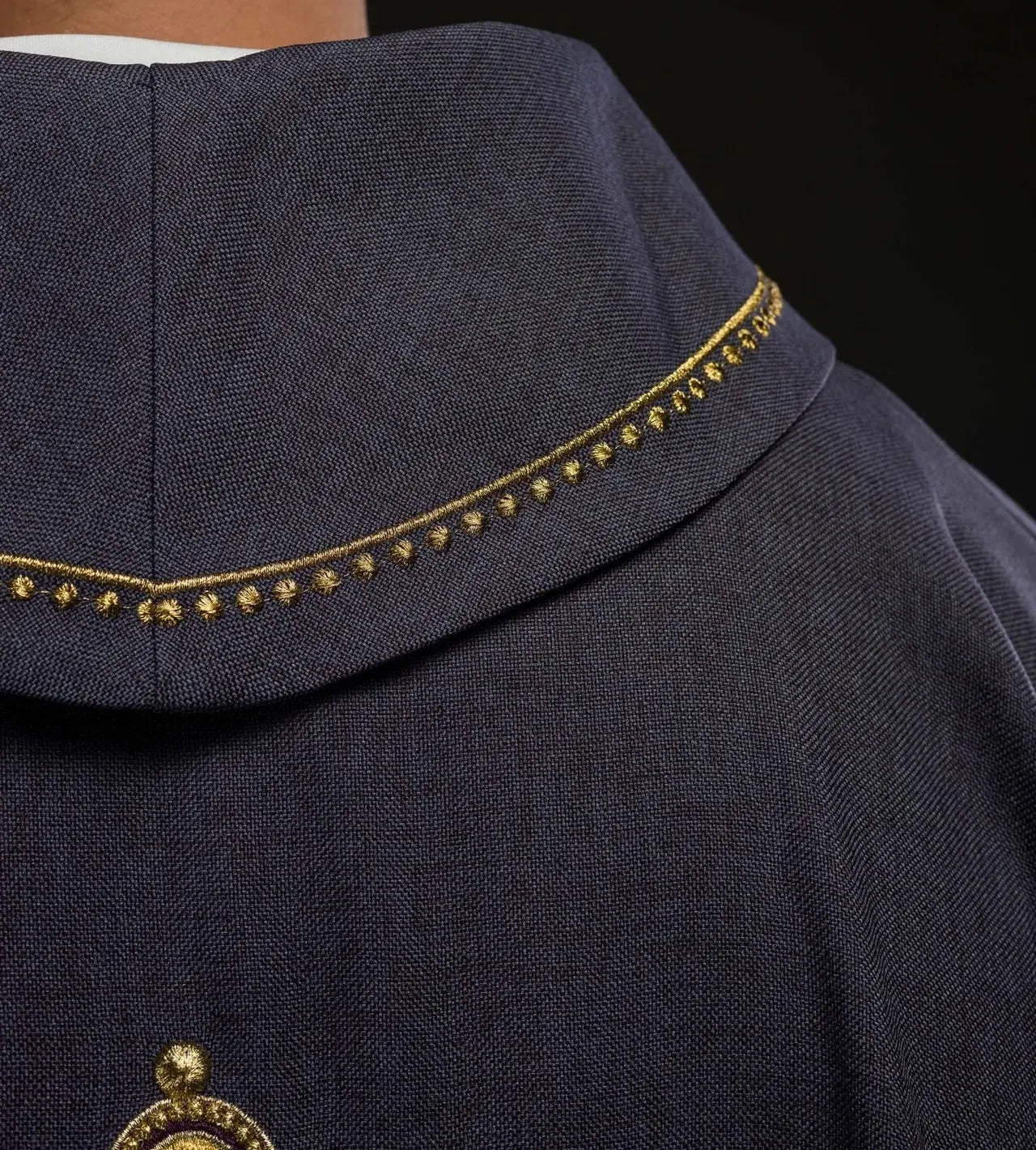 Chasuble avec croix brodée et bordure dorée sur le col en violet