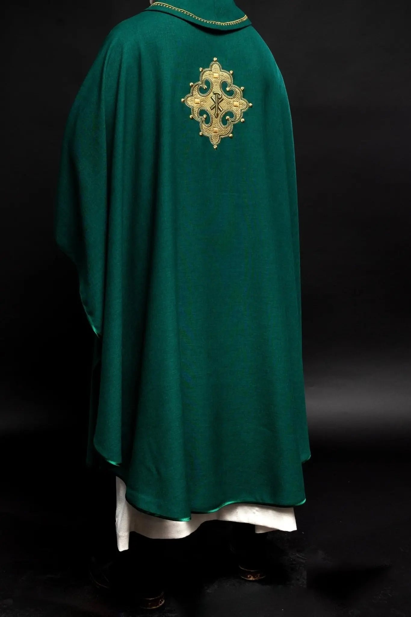 Chasuble avec croix brodée et bordure dorée sur le col en vert