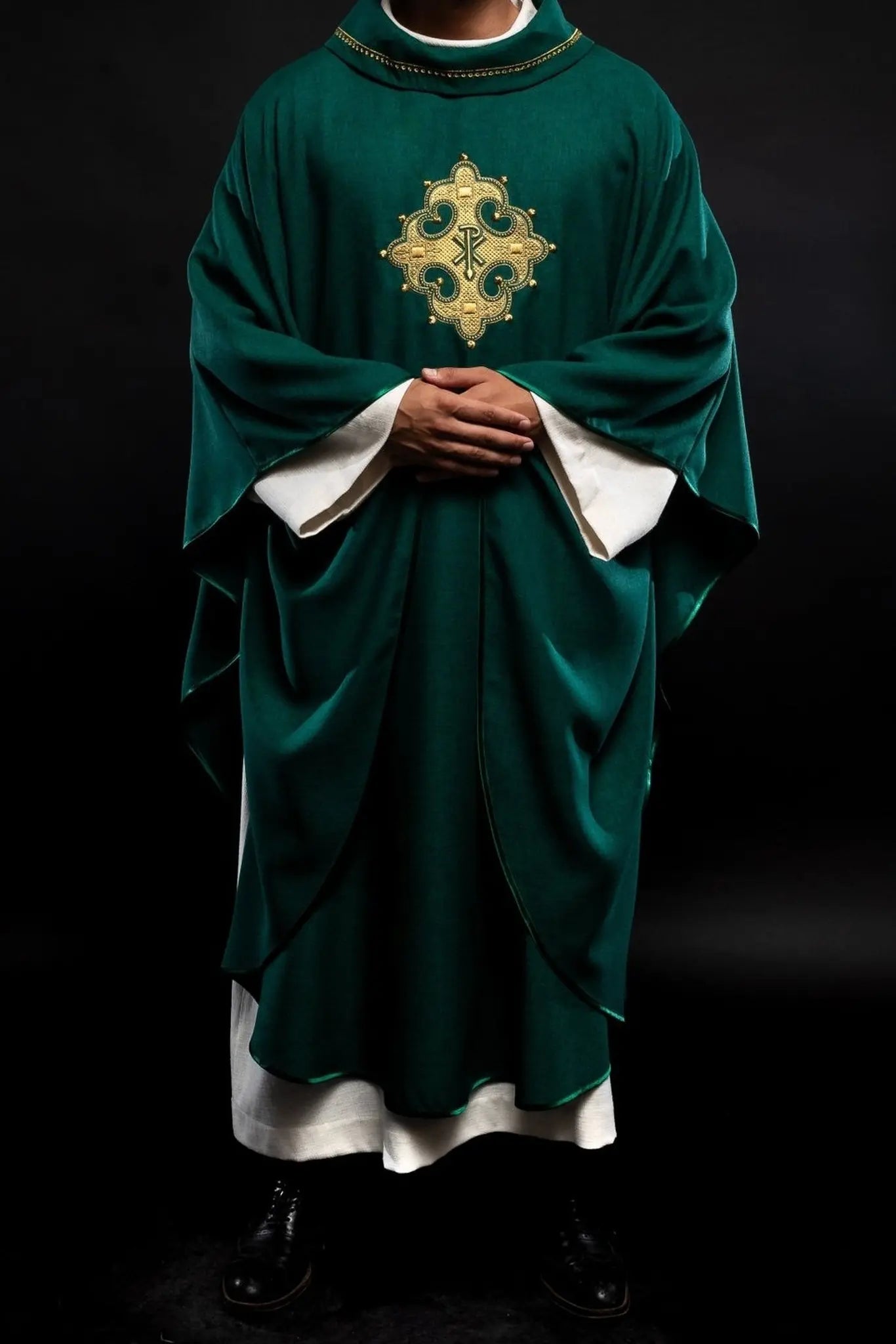 Chasuble avec croix brodée et bordure dorée sur le col en vert