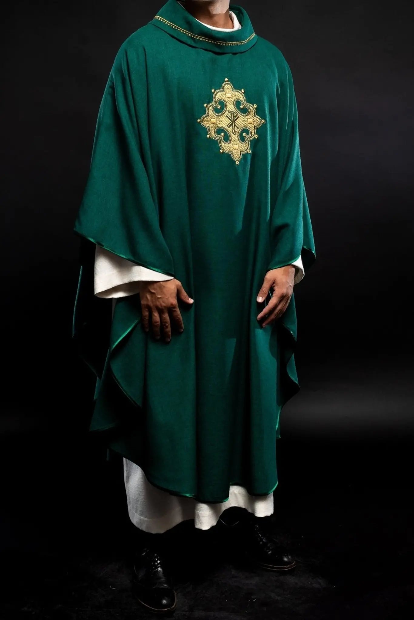 Chasuble avec croix brodée et bordure dorée sur le col en vert