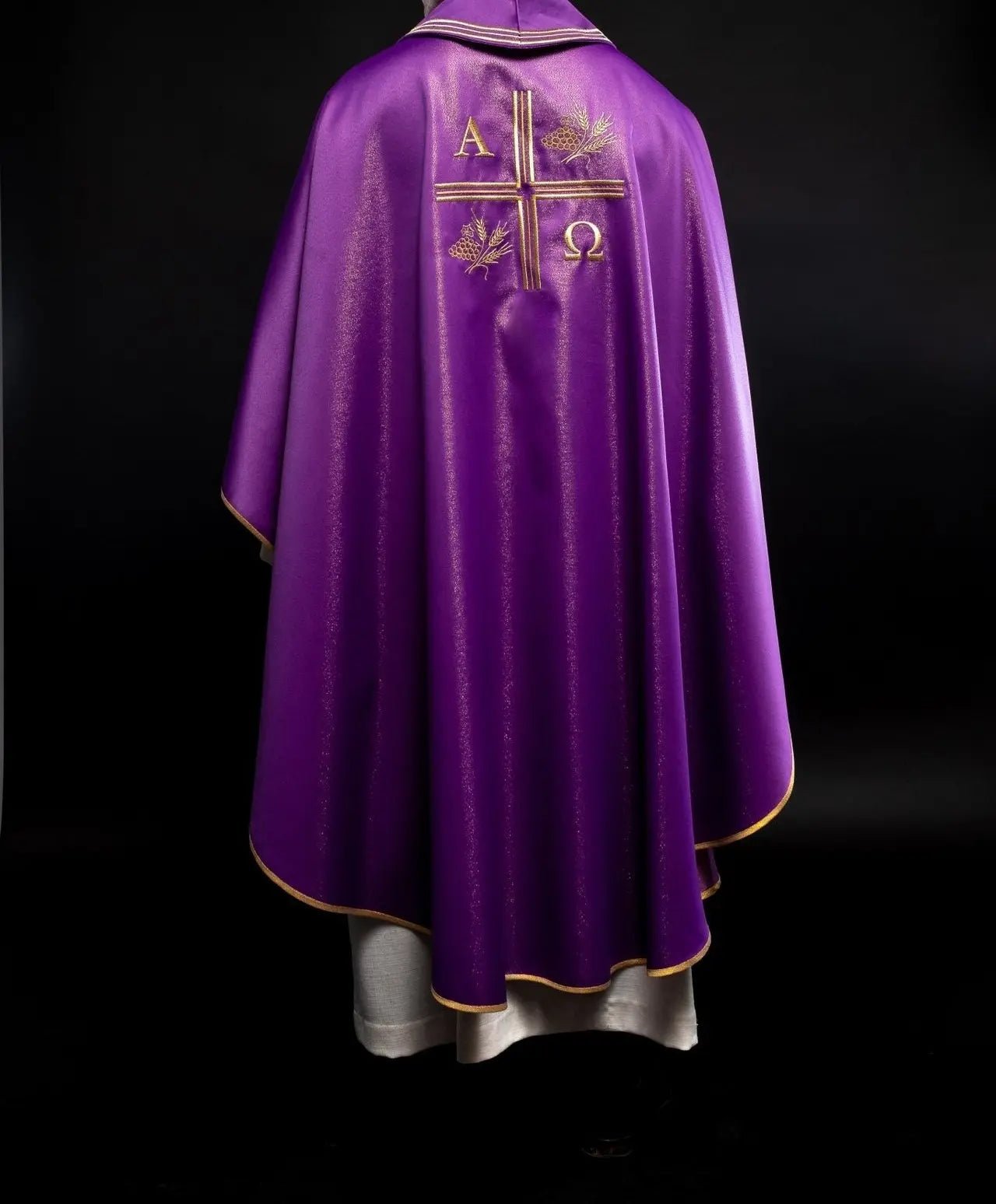 Chasuble avec une croix brodée, motifs Alpha et Oméga et oreilles en violet