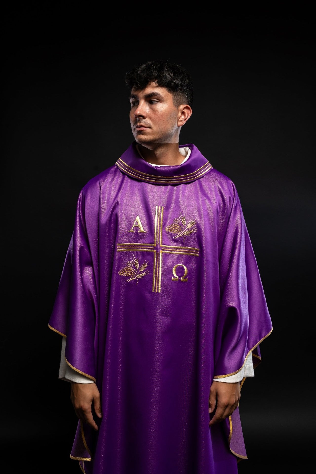 Ornat z haftowanym krzyżem, motywami Alfa i Omegi oraz kłosów w kolorze fioletowym