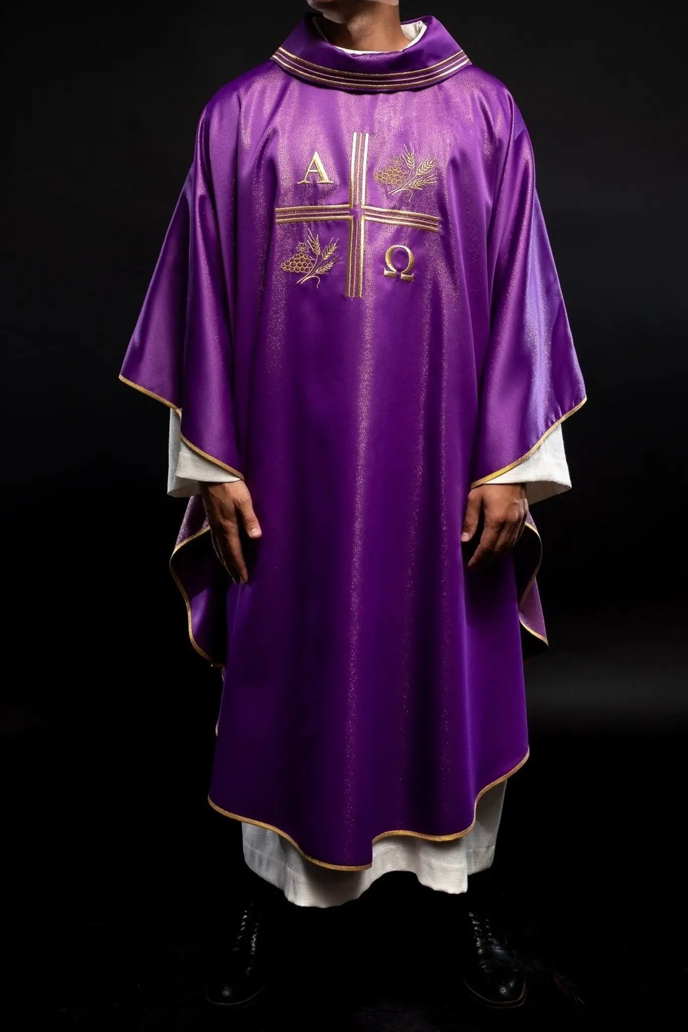 Chasuble avec une croix brodée, motifs Alpha et Oméga et oreilles en violet
