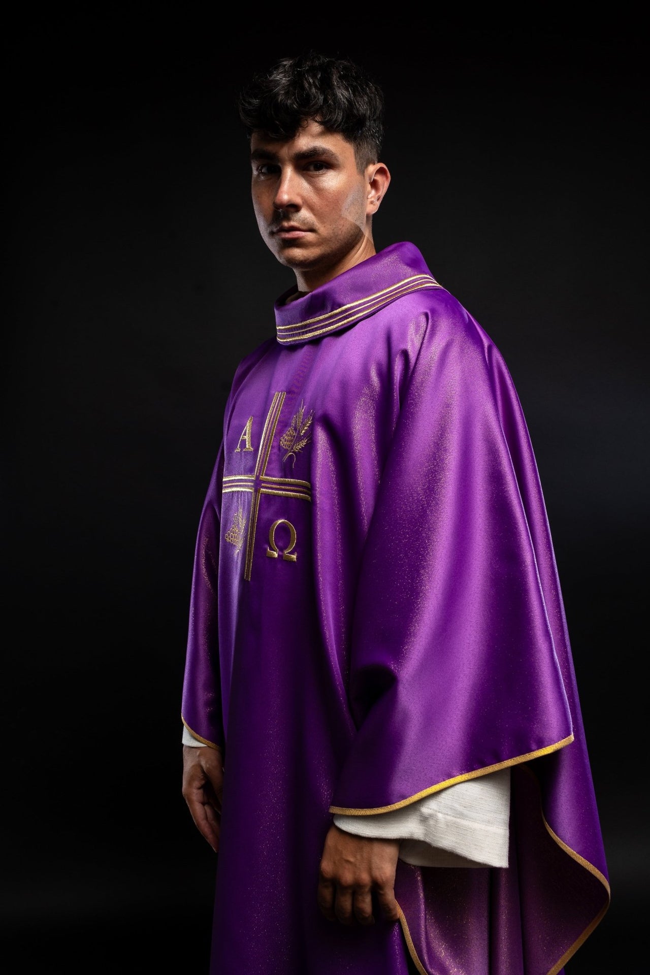 Ornat z haftowanym krzyżem, motywami Alfa i Omegi oraz kłosów w kolorze fioletowym